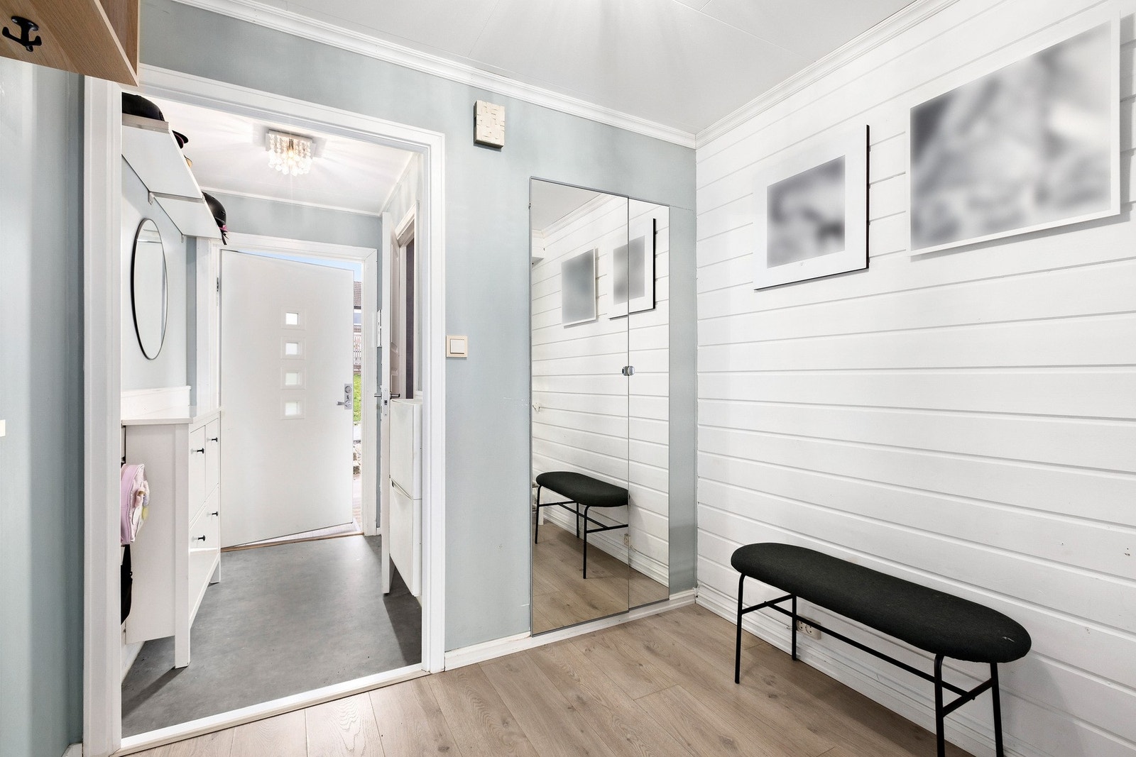Gode oppbevaringsmuligheter i entré og gangen. Galleribilde