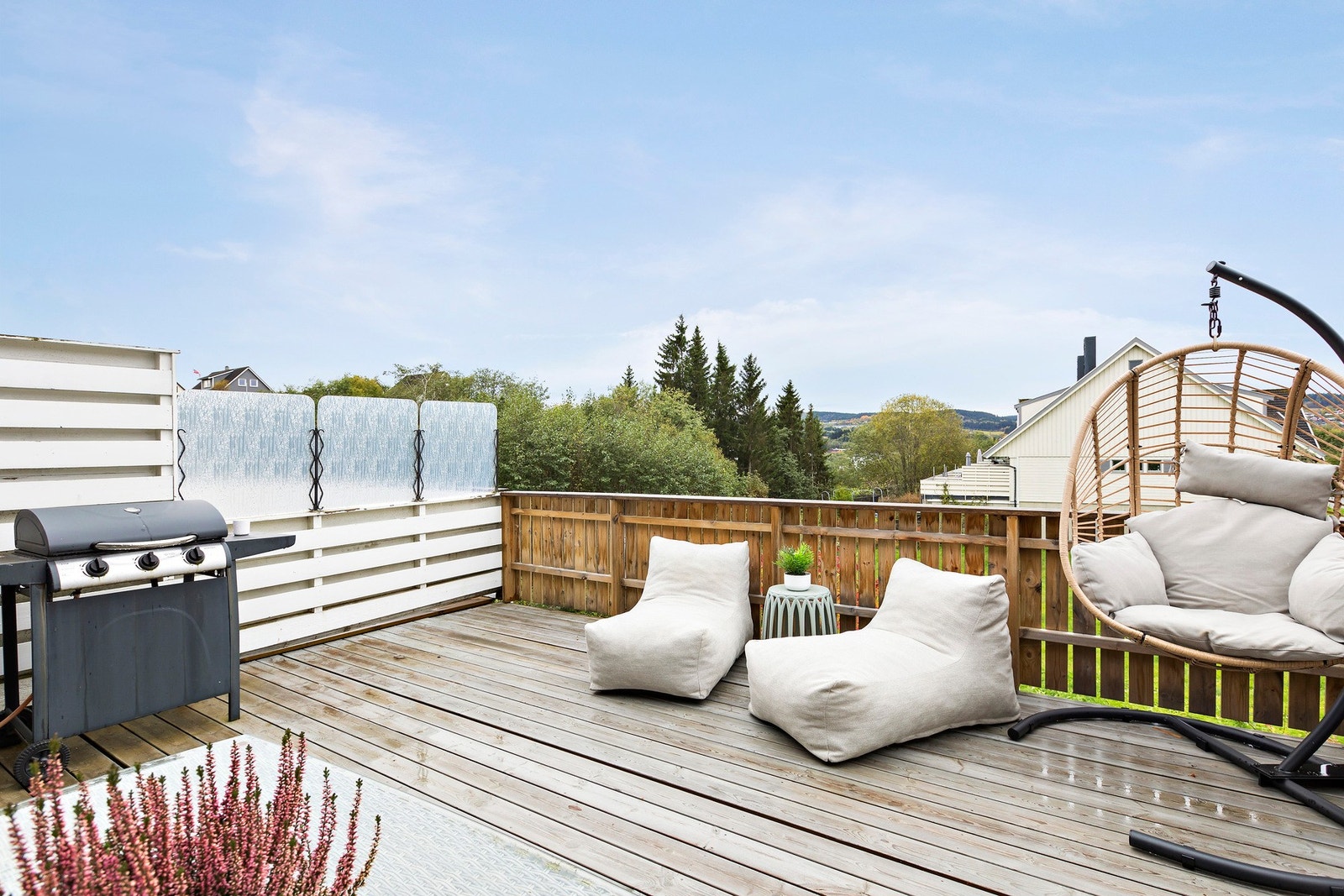 Fra stuen har du utgang til en vestvendt terrasse. Galleribilde