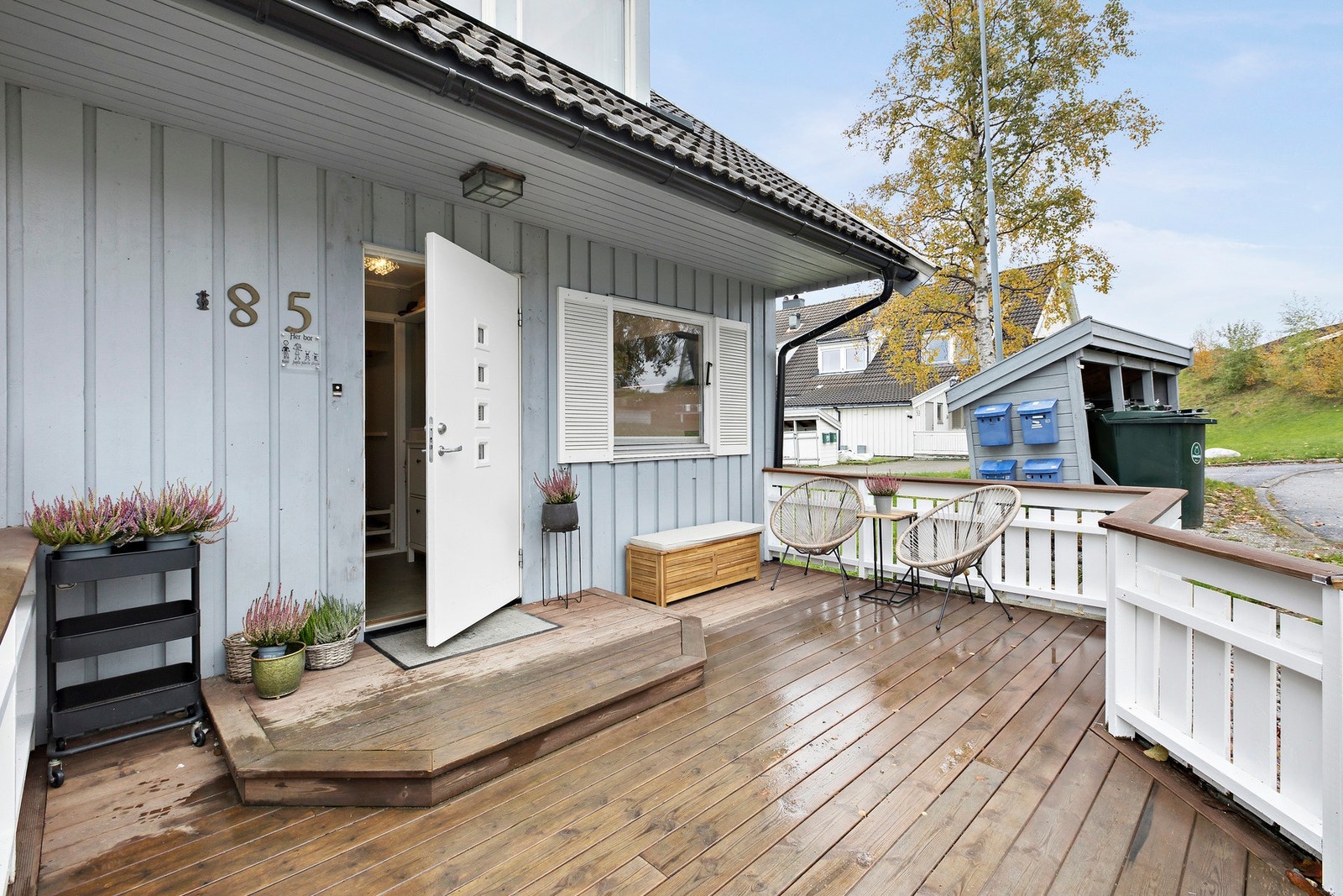 Rekkehuset har en barnevennlig beliggenhet i et veletablert og attraktivt boligområde i Fossegrenda. Galleribilde