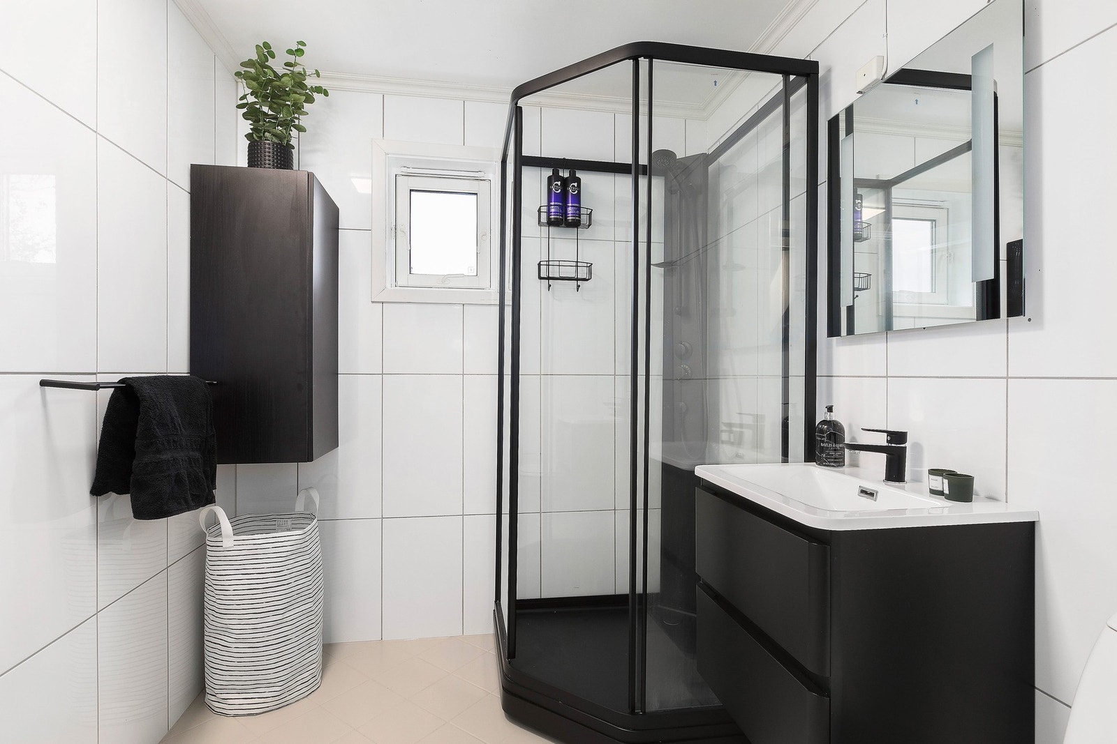 Badet ble opprinnelig oppgradert i 2006, men i 2023 ble gulvet malt, etablert ny innredning, ny servant og nytt dusjkabinett. Galleribilde