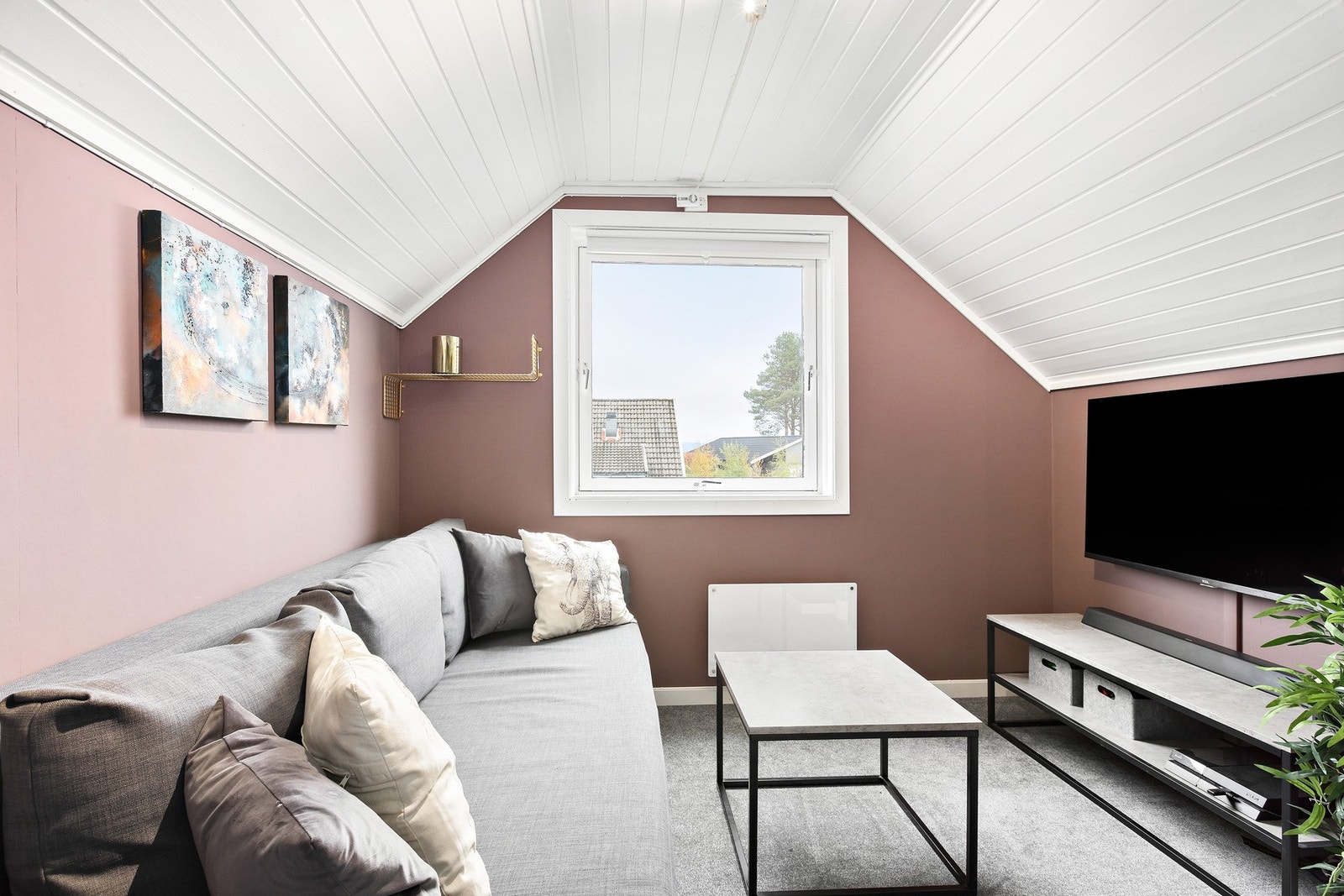 Loftstue. Det foreligger ikke godkjente tegninger av loftet, og derfor ikke godkjent som rom for varig opphold. Galleribilde