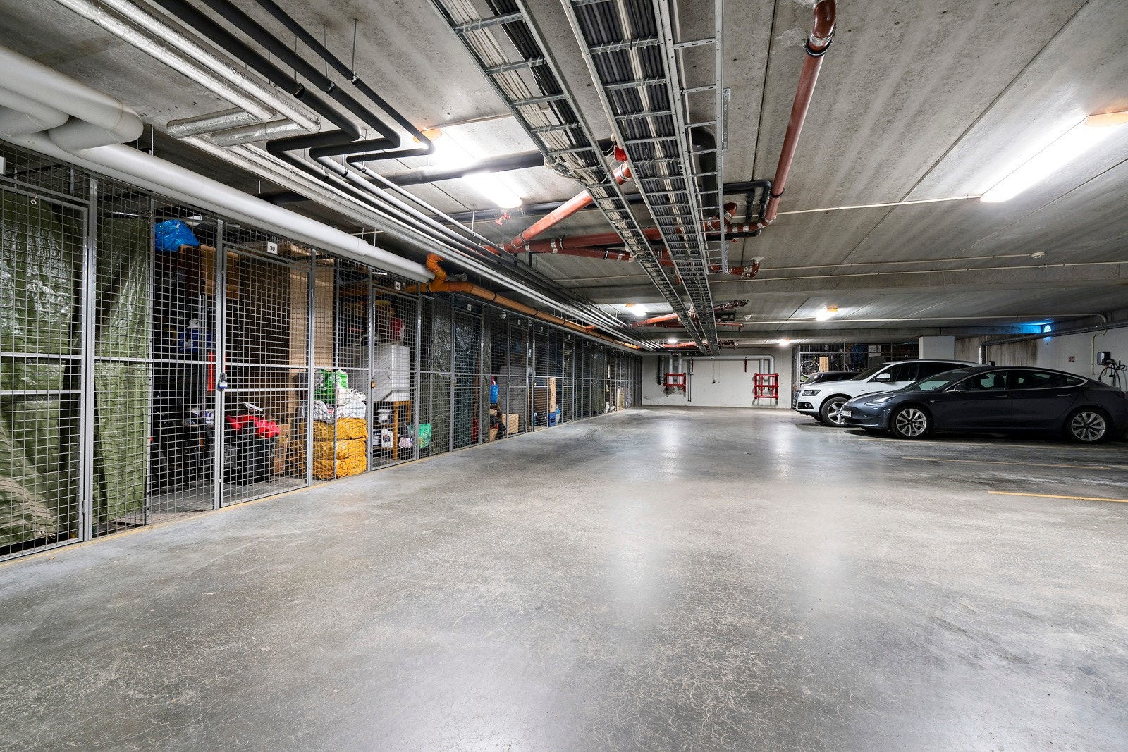 Heis- og trappehus ned til felles garasjeanlegg med tilhørende bod for denne leiligheten. Boden er på ca. 5 m2, merket med nummer 17 Galleribilde