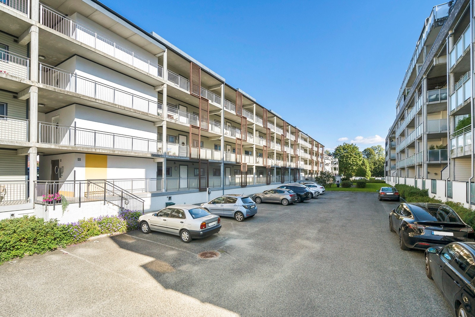 Leiligheten disponerer også en biloppstillingsplass på felles utvendig parkeringsplass Galleribilde