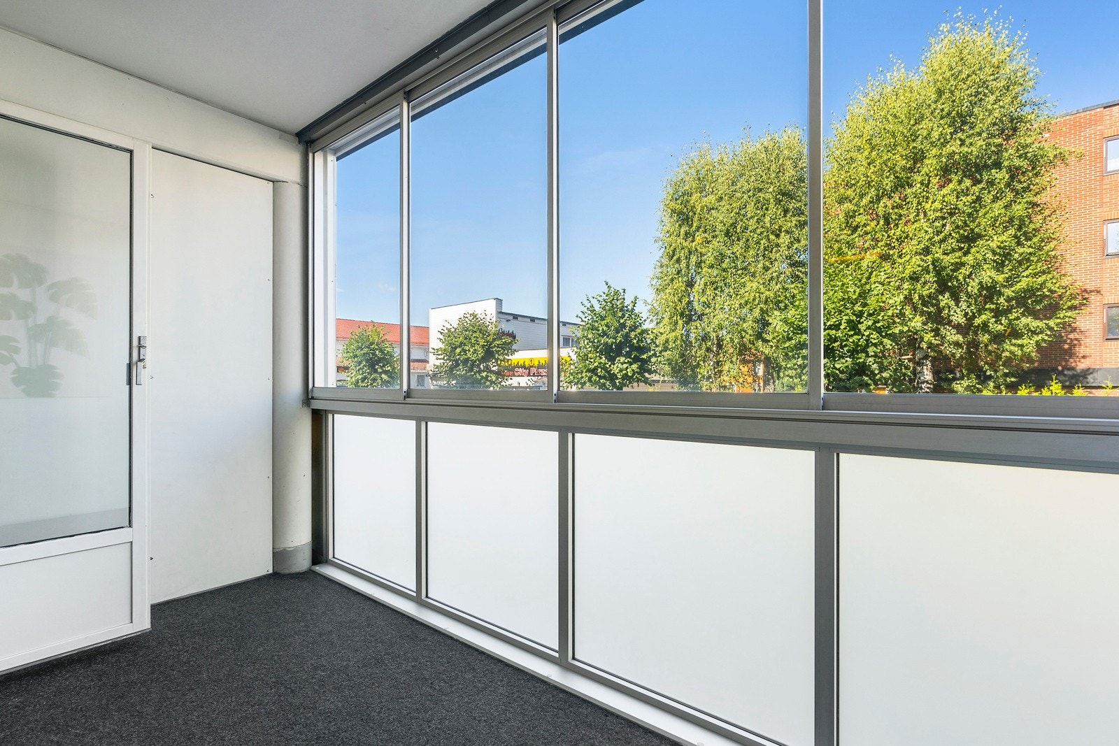 Fra stuen er det utgang til en innglasset og overbygget balkong på 7 m2 Galleribilde