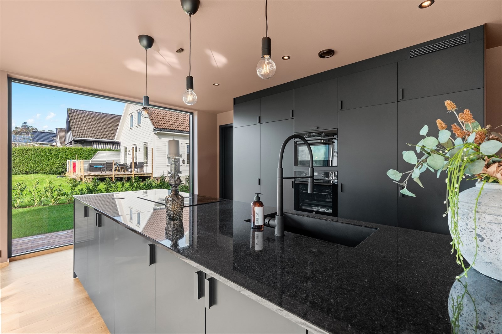 Innholdsrikt kjøkken, og benkeplate i sort granitt Galleribilde