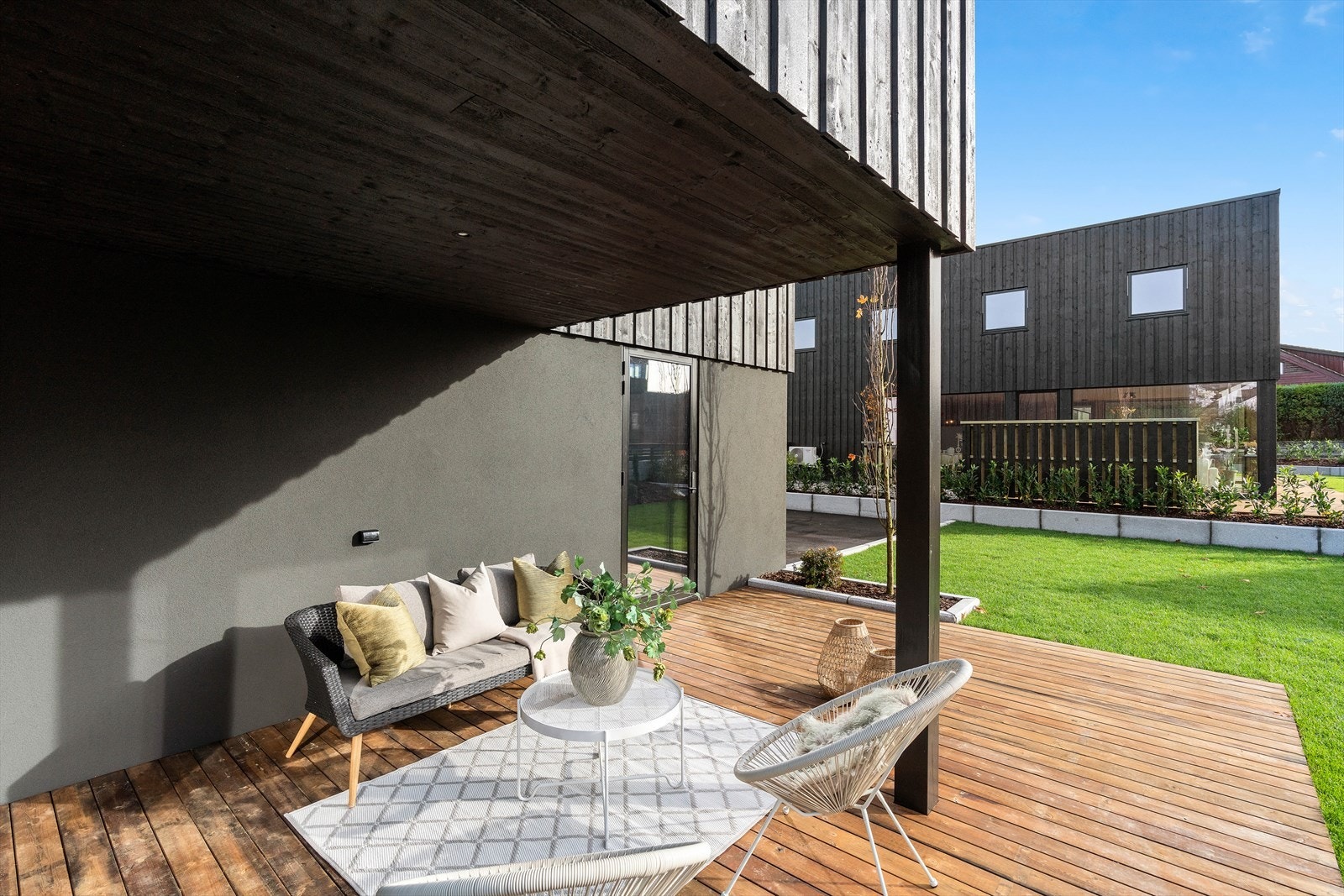 lun og solrik sitteplass utenfor stuen Galleribilde