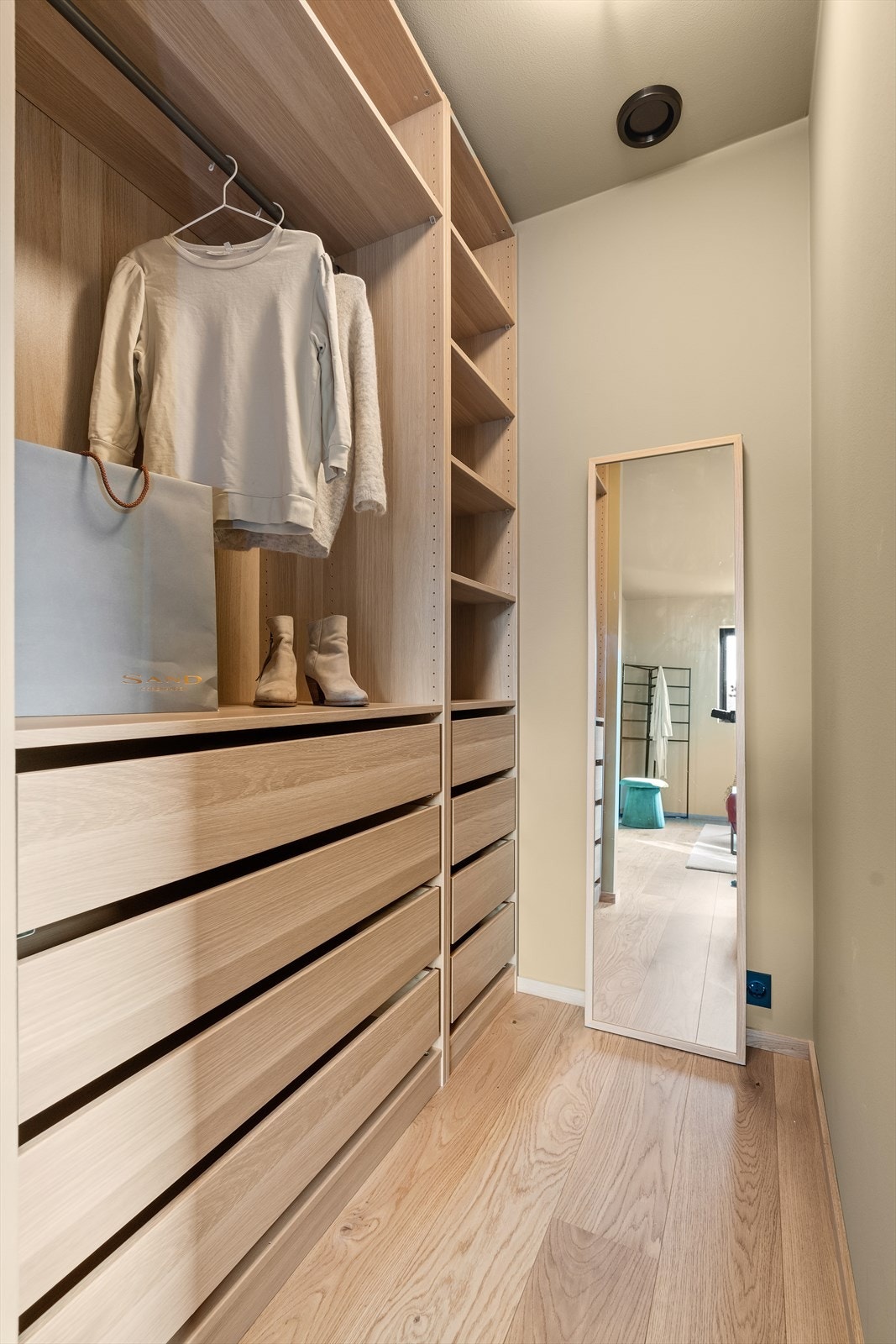 Rommet har rikelig med garderobeplass Galleribilde