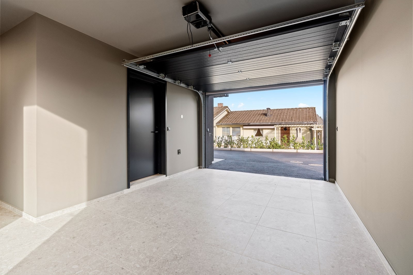 Garasje, med bod i enden - adkomst til bi-inngang Galleribilde