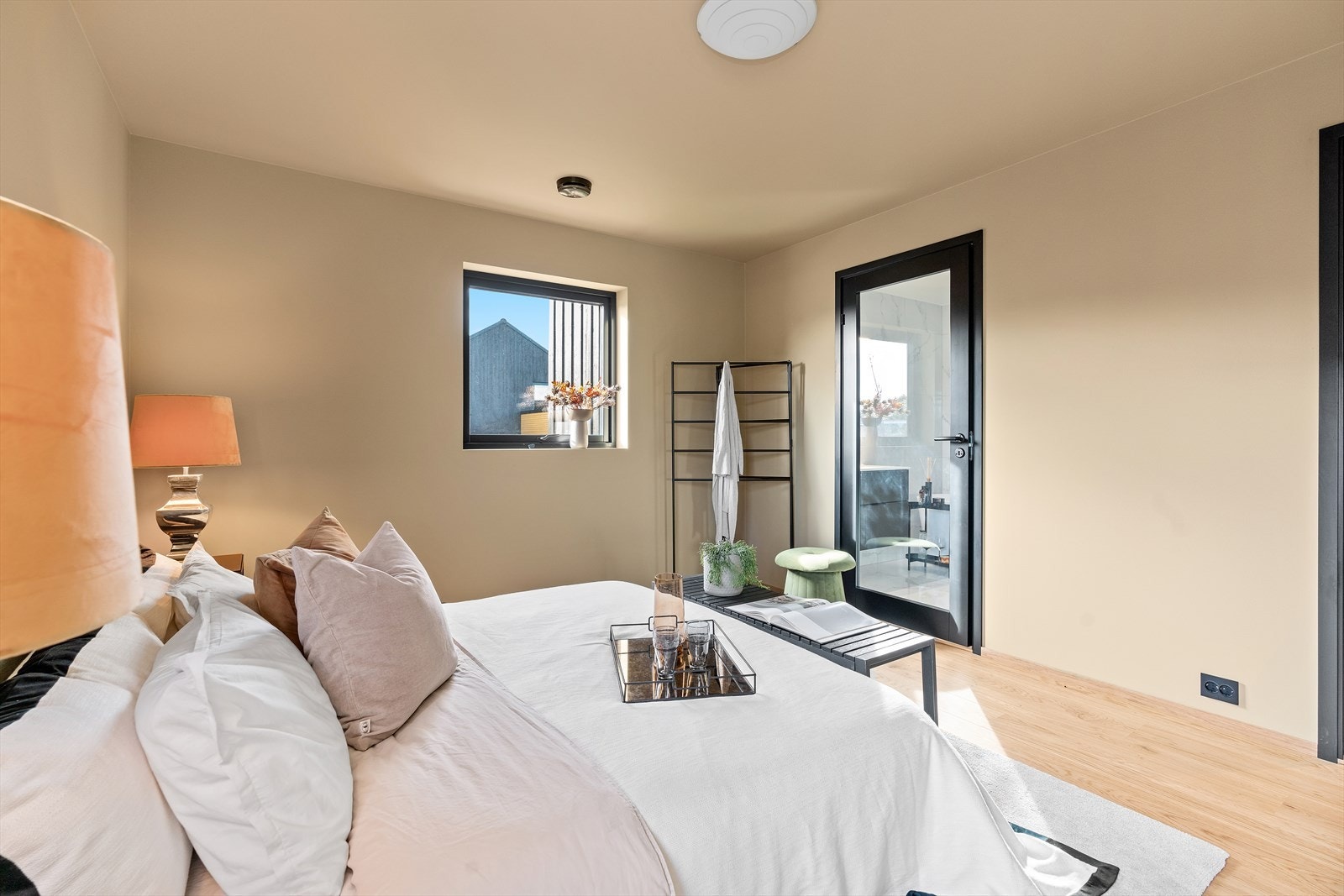 Eget baderom er tilknyttet dette soverommet Galleribilde