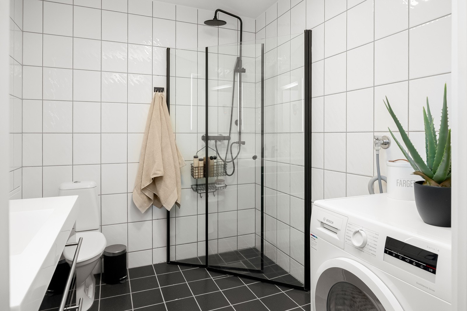 Stilrent baderom med flislagte overflater og gulvvarme. Galleribilde