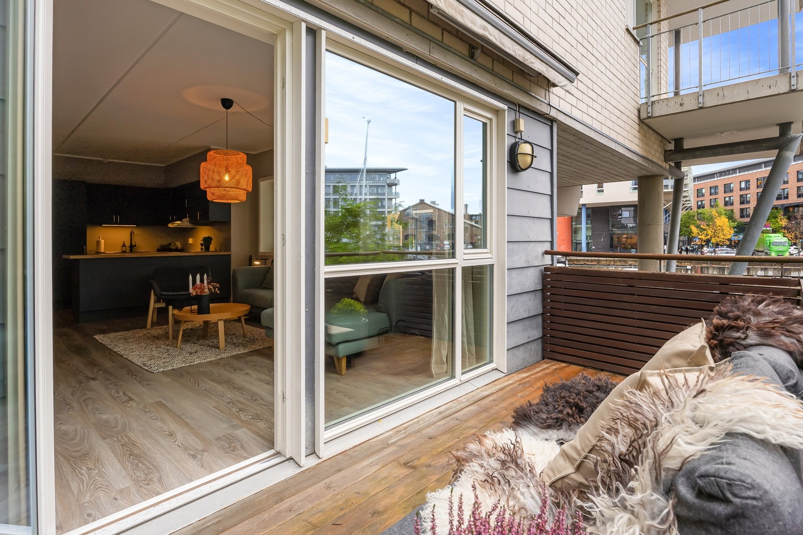 Privat balkong med gode solforhold fra ca. kl. 12-19.30 på sommerstid. Galleribilde