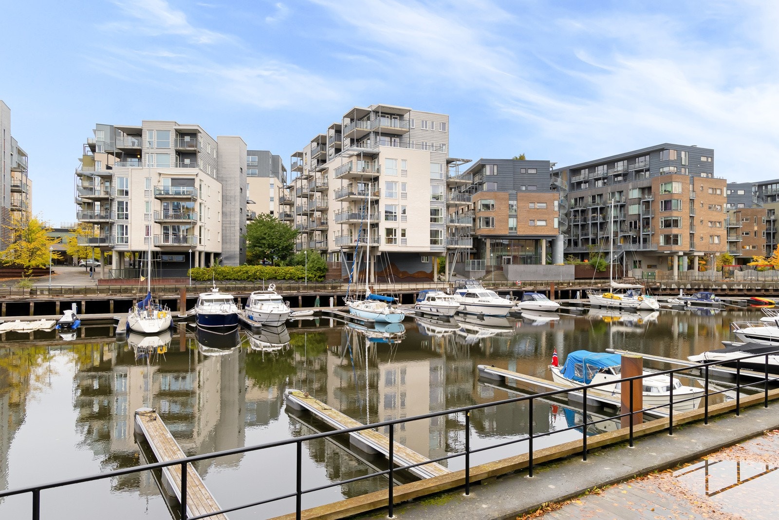 Med endebeliggenhet mot Rosenborgbassenget, oppleves boligen som svært privat og skjermet, og med umiddelbar tilgang på både naturlige og urbane omgivelser. Galleribilde