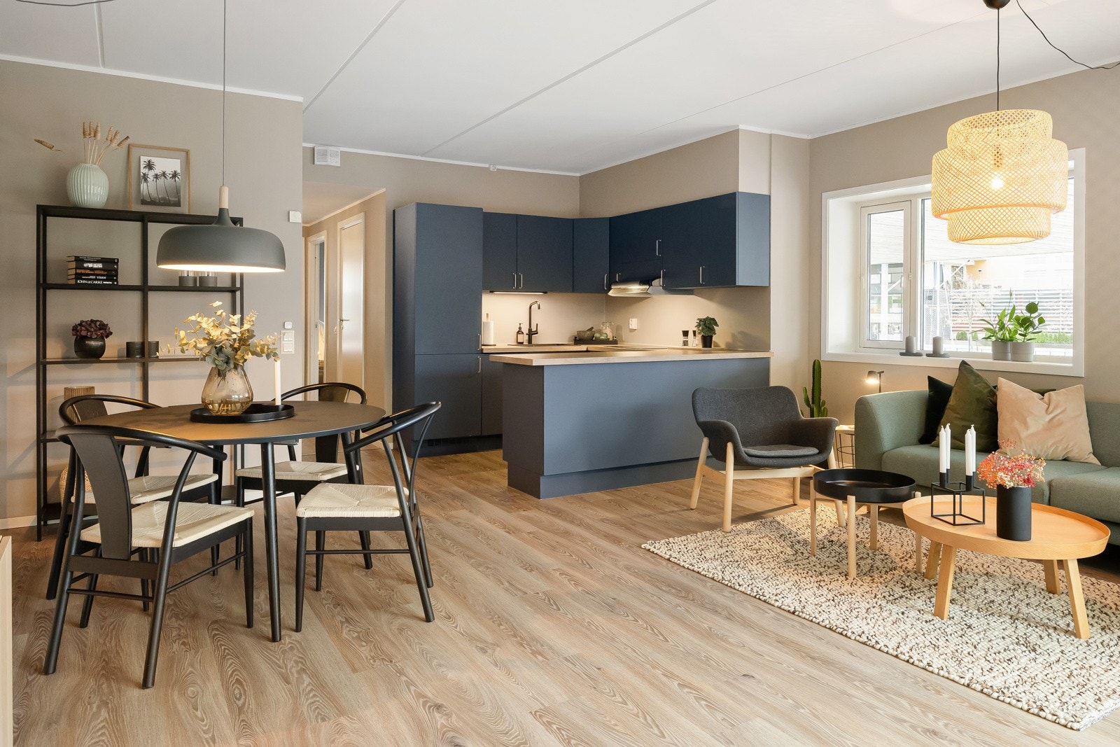 Hele boligen fremstår med en stilren og moderne fremtoning, og bærer samtidig preg av lav slitasjegrad. Galleribilde