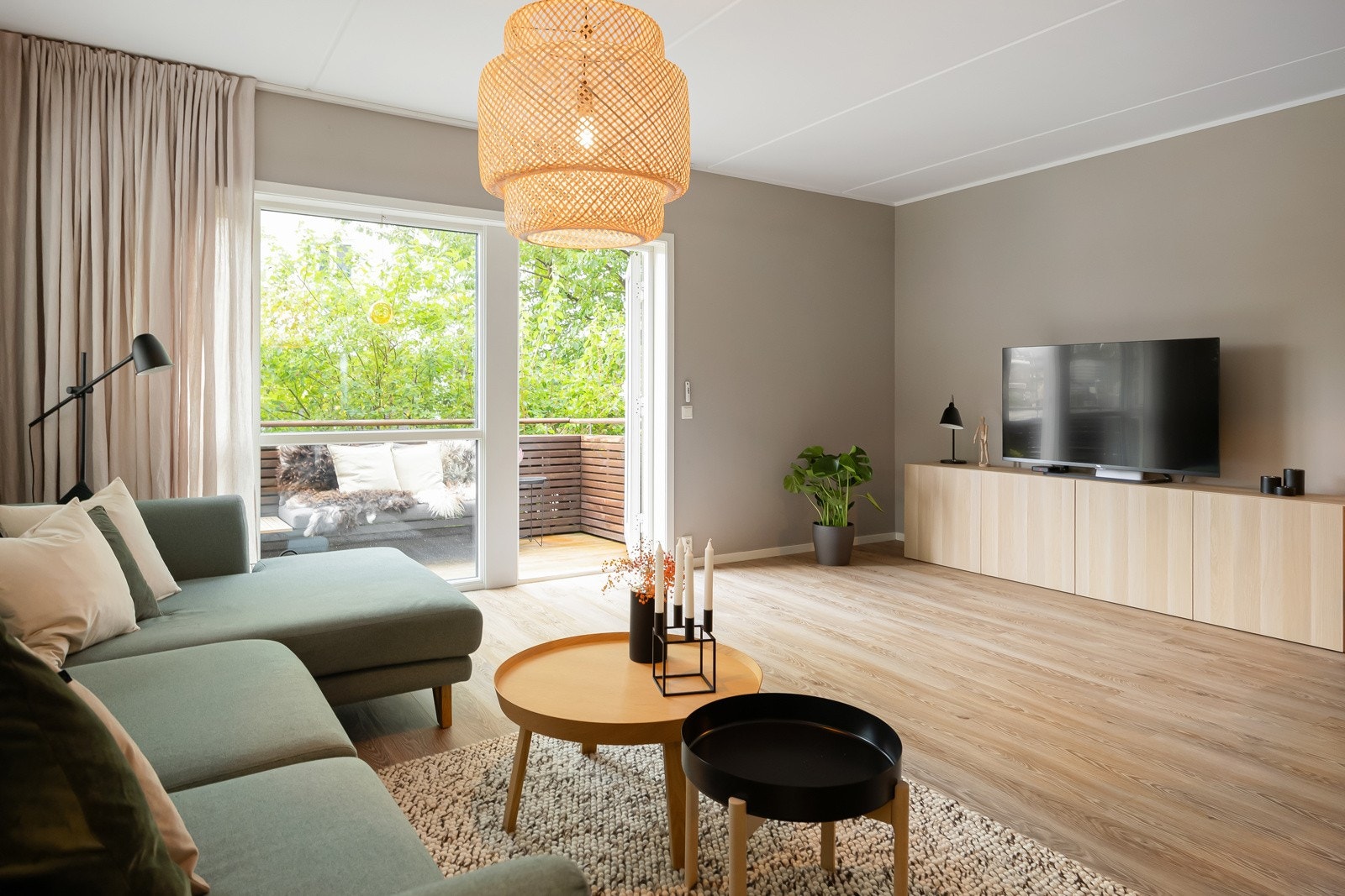 Bygget har ekstra distanse til nabobygg, og boligen ligger godt skjermet for både støy og innsyn. Galleribilde