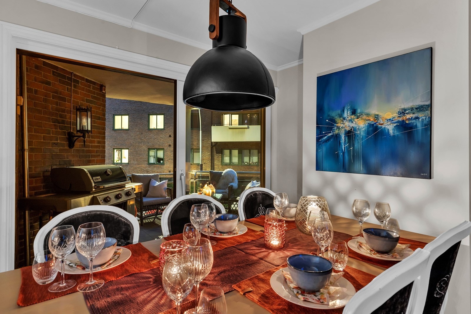 Stor spisestue med plass til middagsgjestene. Galleribilde
