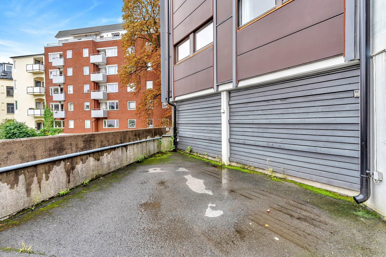 Fast parkeringplass (nr. 3) rett utenfor bygget. Galleribilde