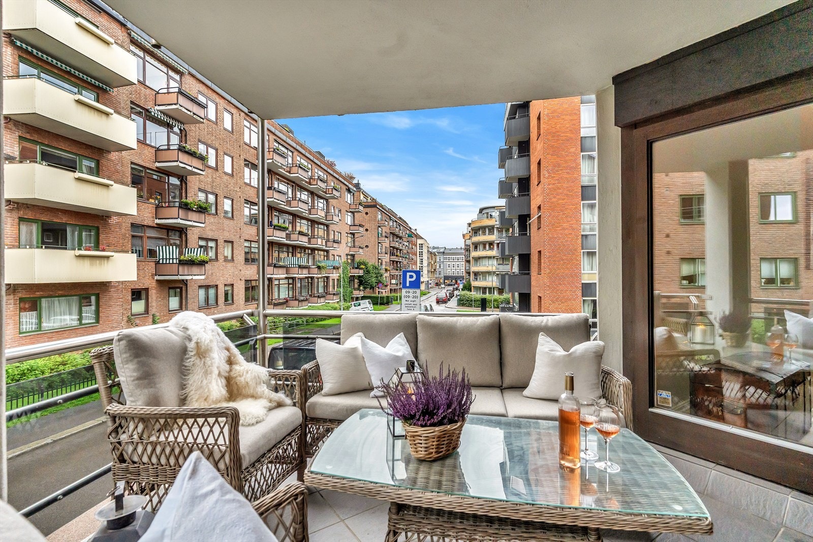 Balkongen er på ca. 11 m² og vender mot nord med utsyn mot vest og øst. Galleribilde