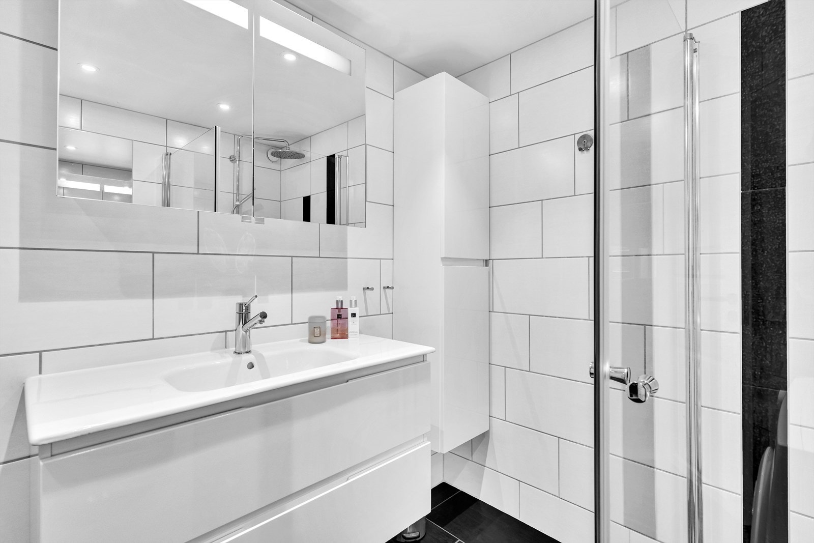 Badet har ellers dusjhjørne med innfellbare dusjvegger og opplegg for vaskemaskin. Galleribilde