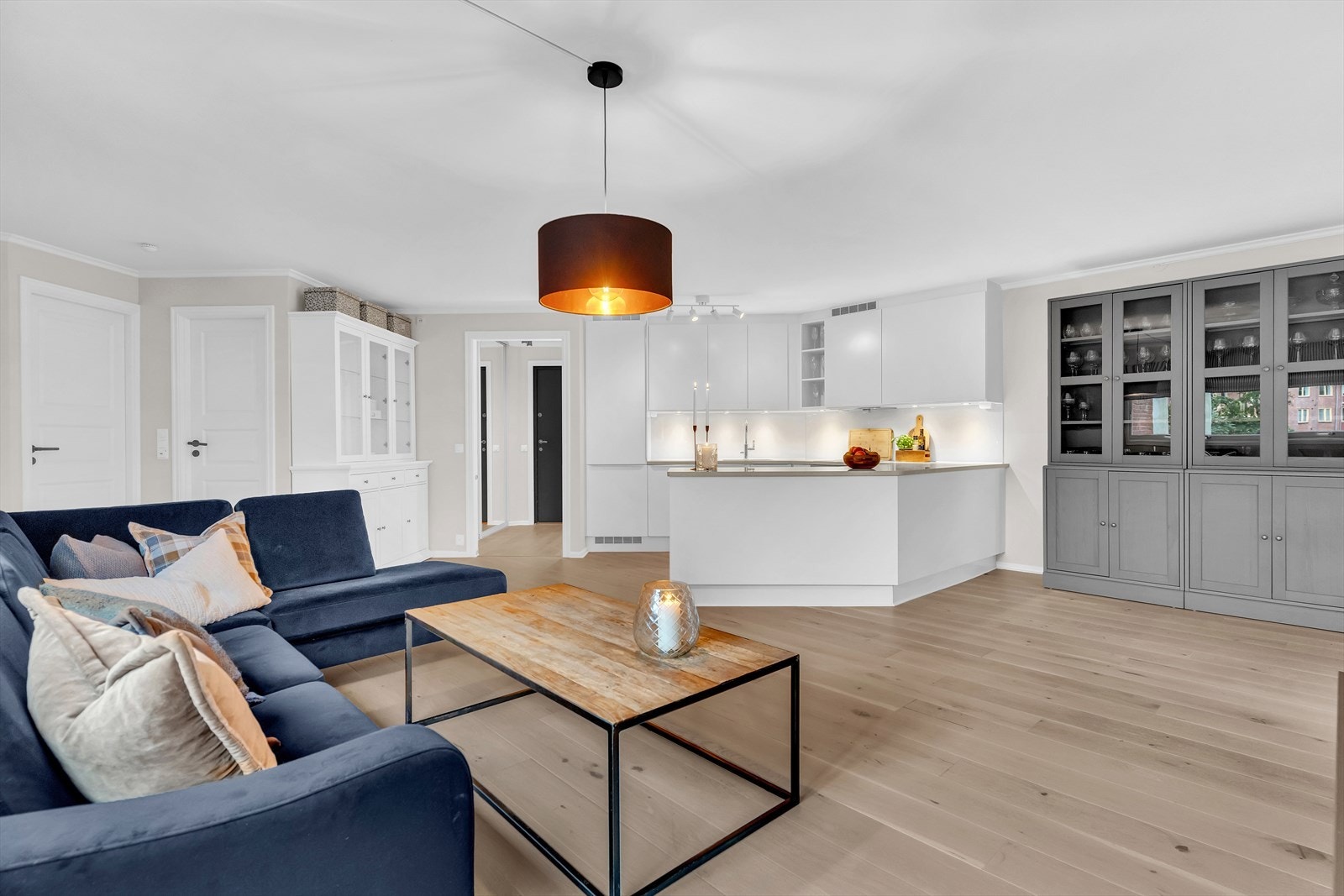 Rommet er enkelt å innrede med plass til sofa, bord, lenestoler og spisegruppe. Galleribilde
