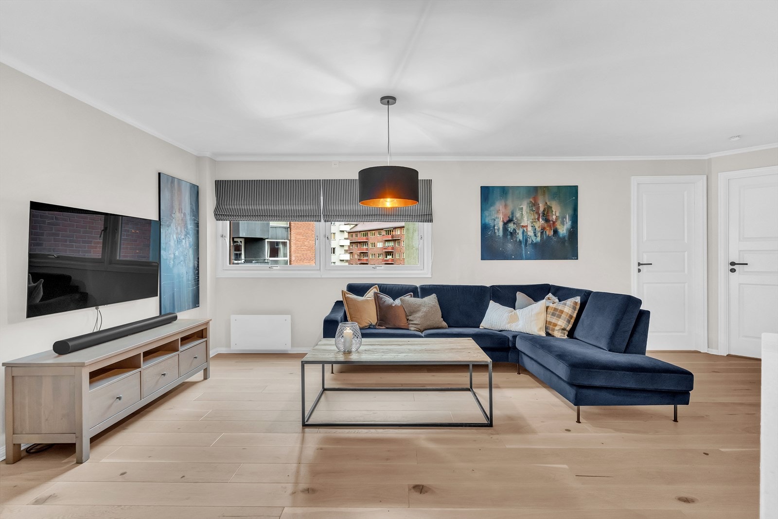 Stuen har vindusflater på flere av veggene, som bidrar til rikelig med lysinnslipp. Galleribilde