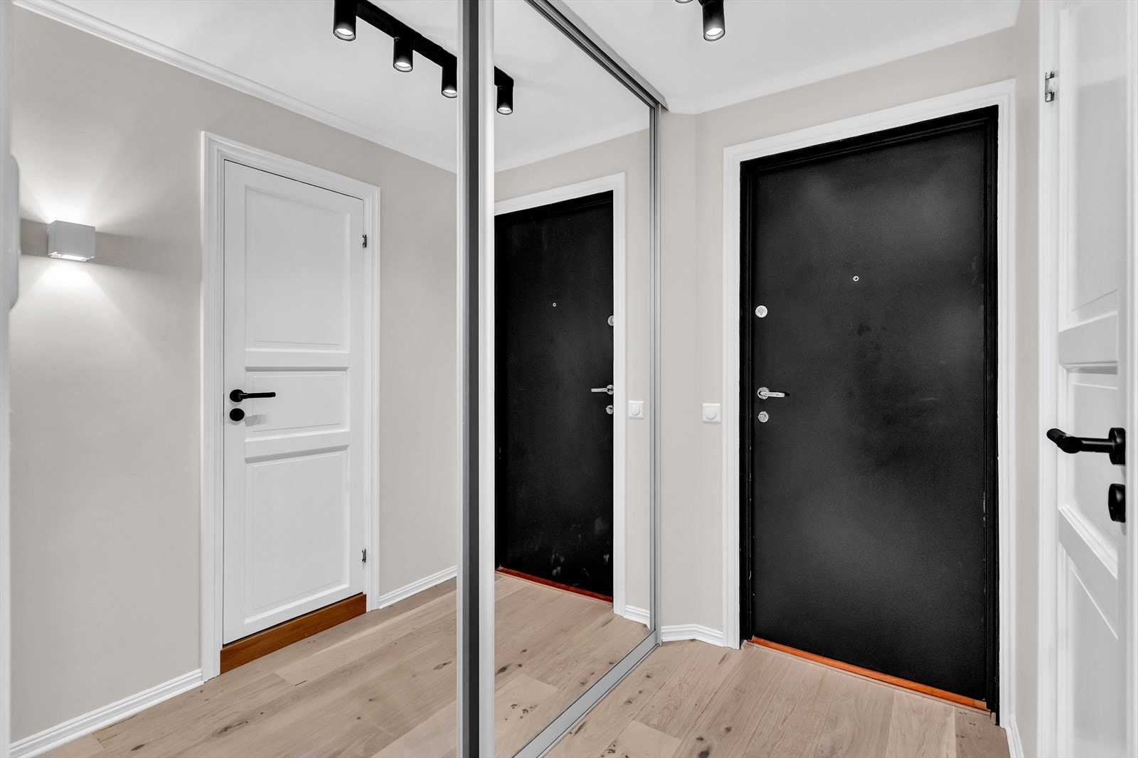 Boligens entré er praktisk, med skyvedørsgarderobe med god plass til yttertøy og sko. Galleribilde