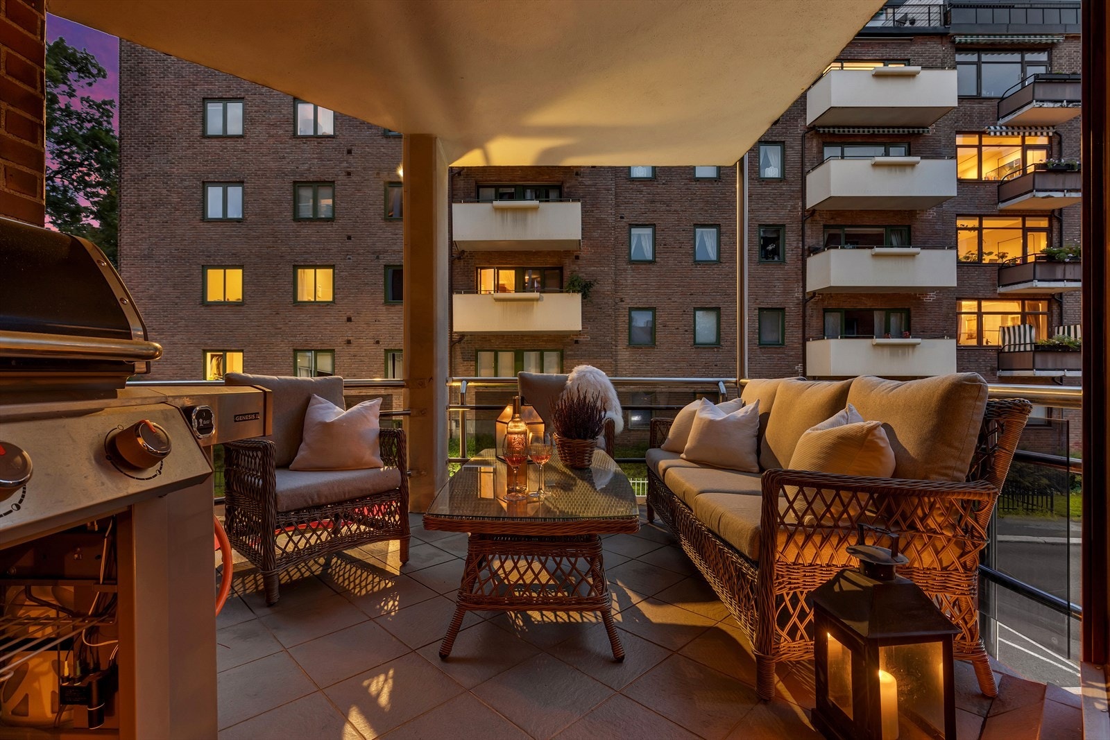 Fra stuen har du utgang til boligens flislagte og overbygde balkong. Galleribilde