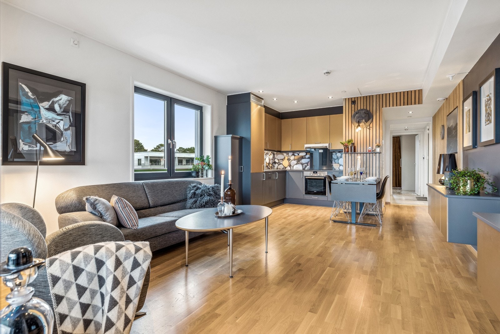 Lekker stue og kjøkken utformet i en praktisk åpen løsning. For øvrig er det kontrast vegg som setter et moderne preg til rommet. Galleribilde