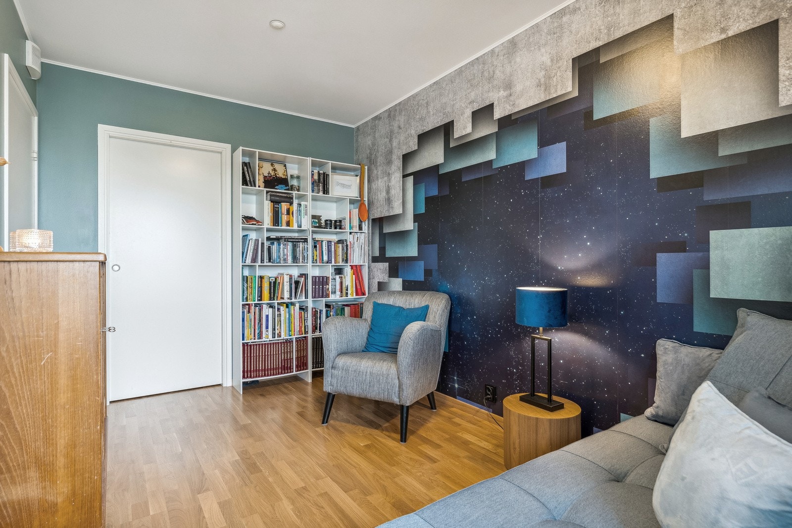 Soverommet har tilgang til innvendig bod som fint kan benyttes som walk-inn closet. I tillegg til innvendig bod i leiligheten på ca 4 kvm har man bod i kjeller på ca 5 kvm. Galleribilde