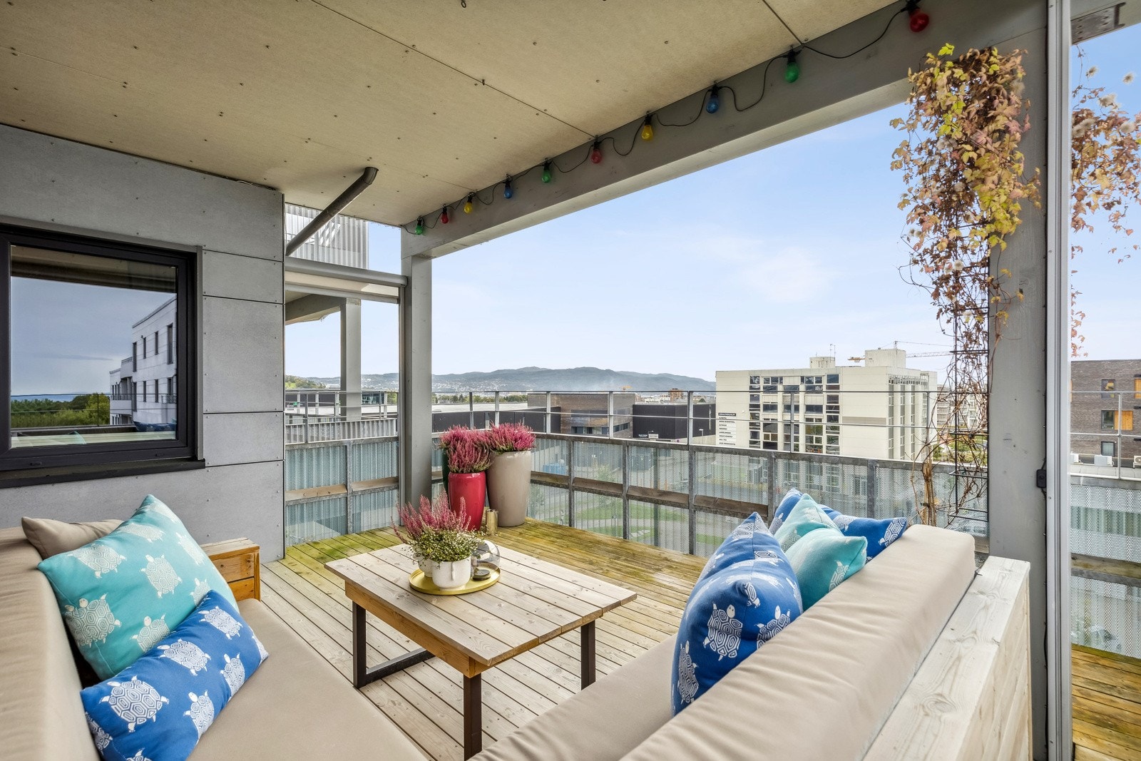 I tillegg til nydelig utsikt har man svært gode solforhold fra ca kl 16:00 og til solnedgang på balkongen. Galleribilde
