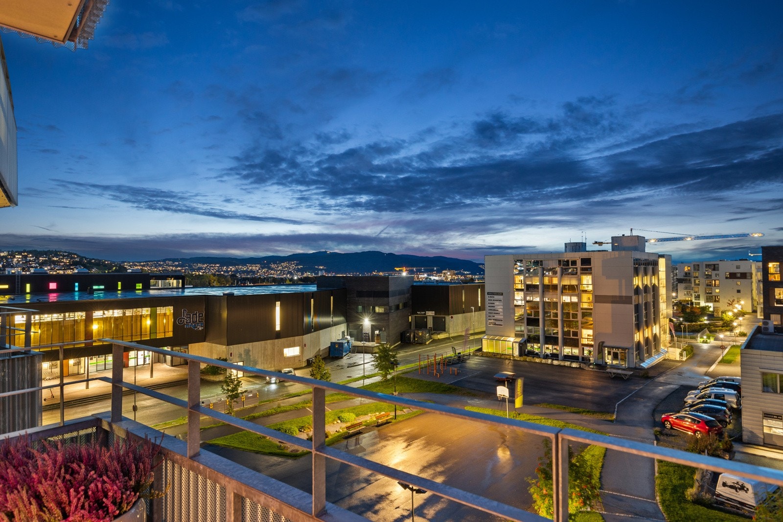 Balkong med utsikt og sol på ettermiddag og kveld. På kveldstid gir byen fra seg vakkert lys. Galleribilde