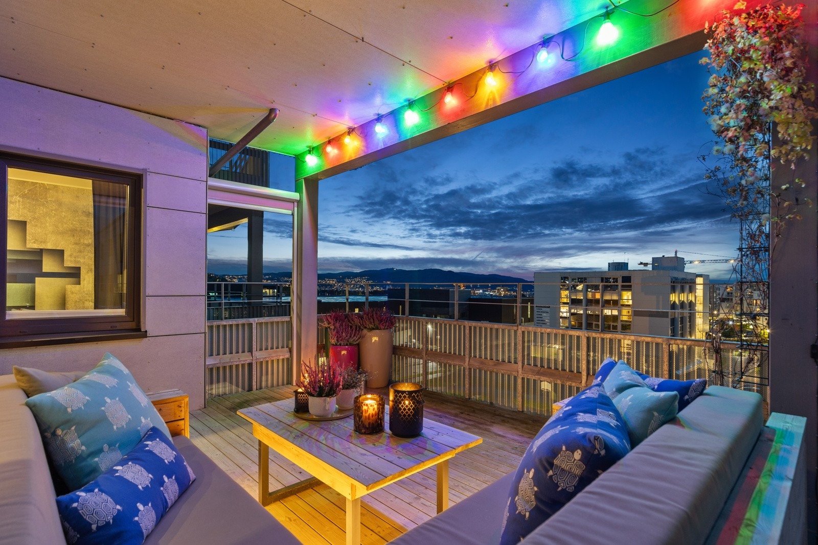 Leiligheten ligger luftig til på enden i 4 etasje med nydelig utsikt mot sentrum. Galleribilde