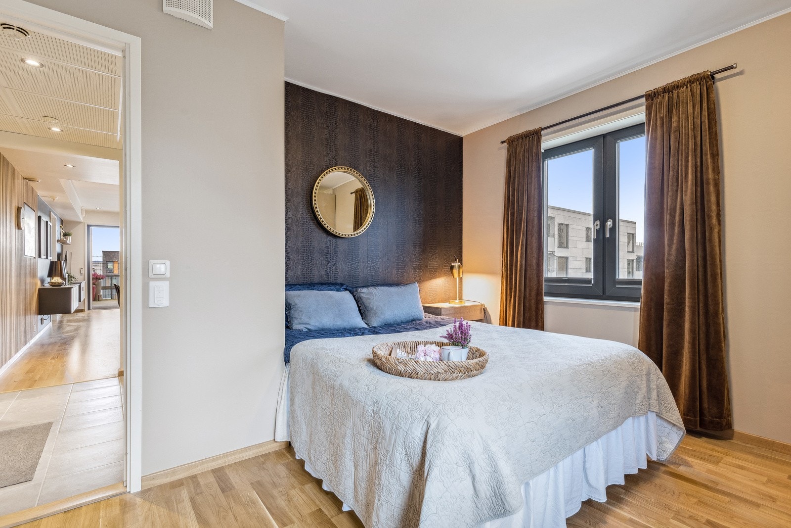 Hovedsoverommet er malt i klassiske farger med en fin kontrastvegg. Galleribilde