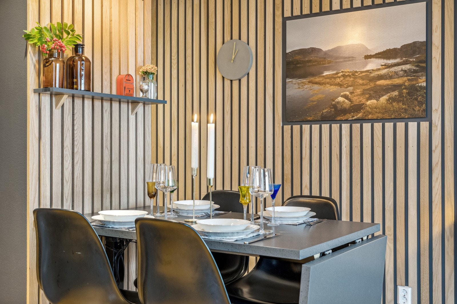 Spileveggen setter et moderne preg på spisearealet. Galleribilde