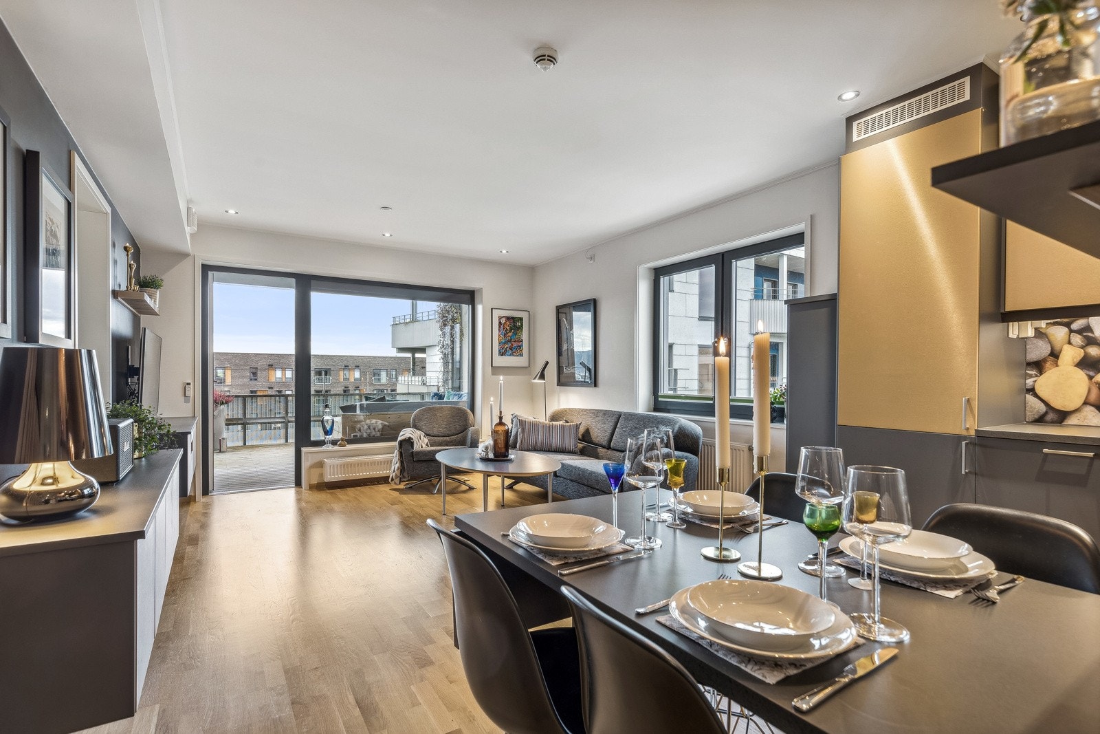 Leiligheten kan by på en tiltalende og lekker stue med utstrakte vindusflater som slipper inn rikelig med dagslys. Galleribilde