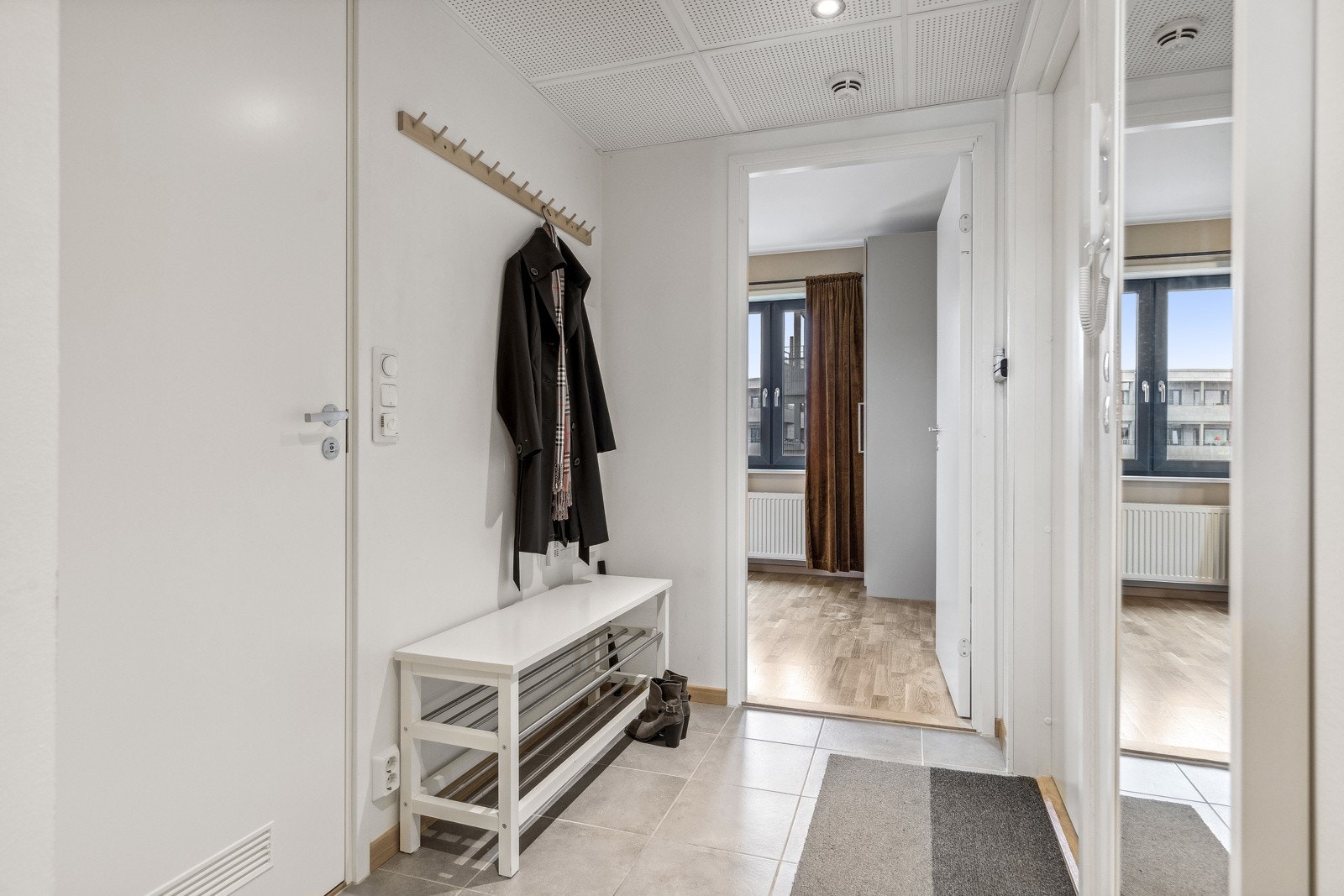 Velkommen inn! Lyst og flott inngangsparti med flislagte gulv og varmekabler som gir leiligheten et svært godt førsteinntrykk. Galleribilde