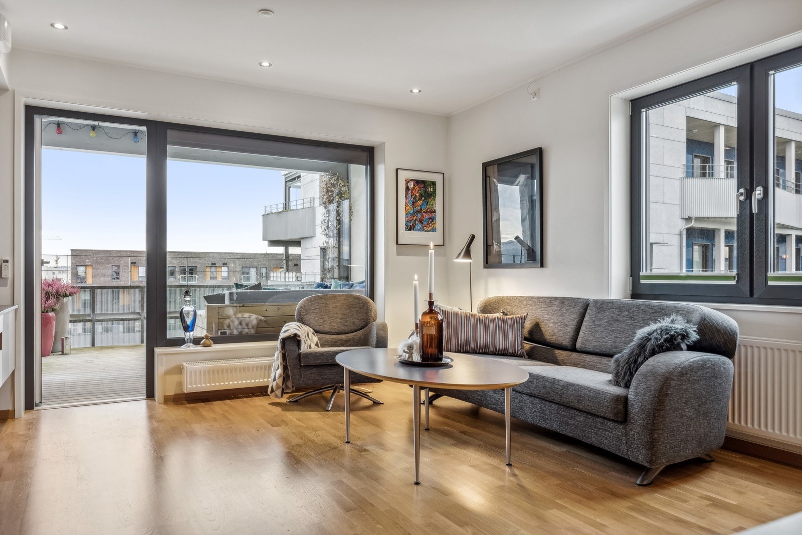 En kombinasjon av store vindusflater og den herlige endebeliggenheten er med på å forsterke den lyse og luftige romfølelsen. Galleribilde