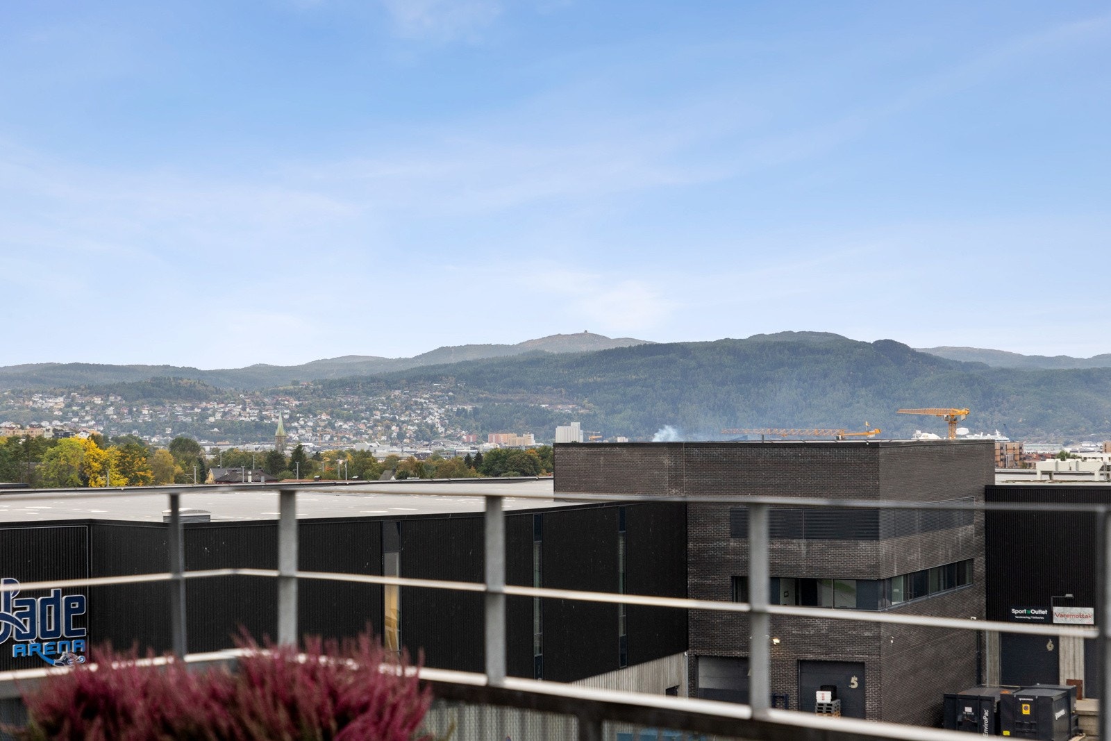 Utsiktsbilde fra balkong i retning Kuhaugen, Gråkallen og Nidarosdomen. Galleribilde