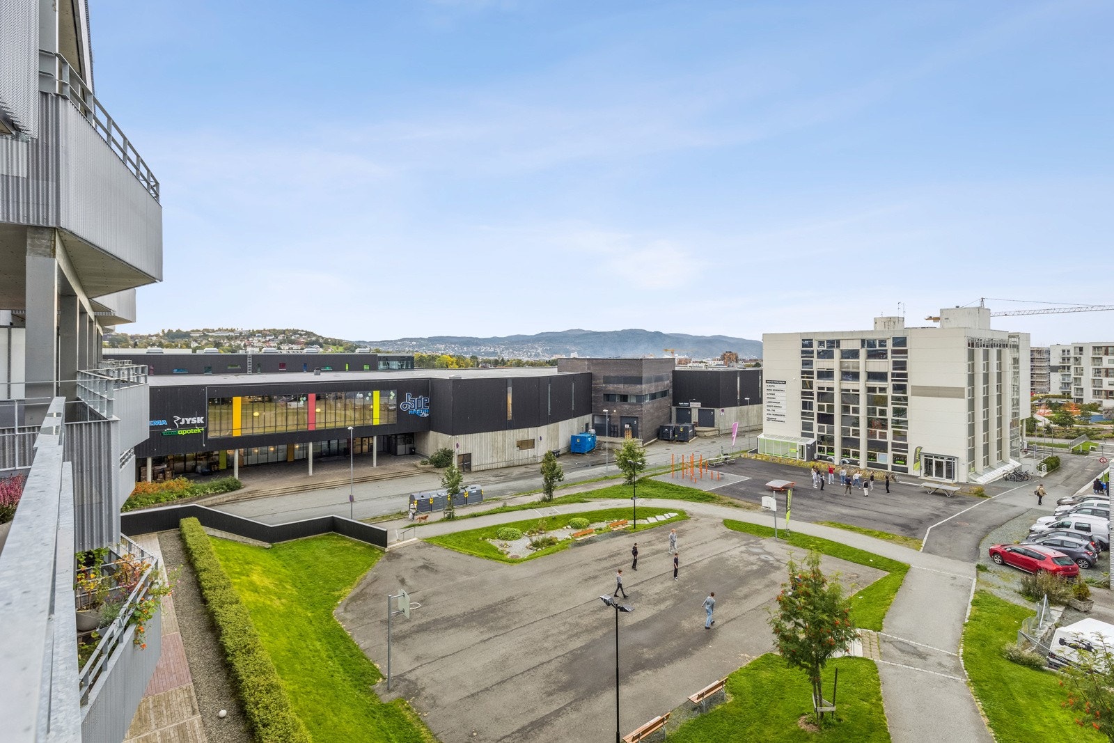 Bygget grenser mot friareal og har derfor god avstand til nærmeste bygg, dette gjør at det er begrenset innsyn på balkongen. Galleribilde