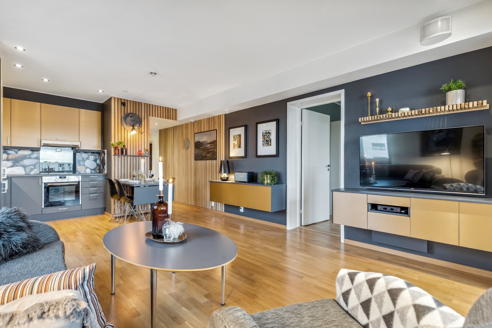 Innvendig har boligen en praktisk planløsning med store rom som er malt i en harmonisk fargepalett. Galleribilde