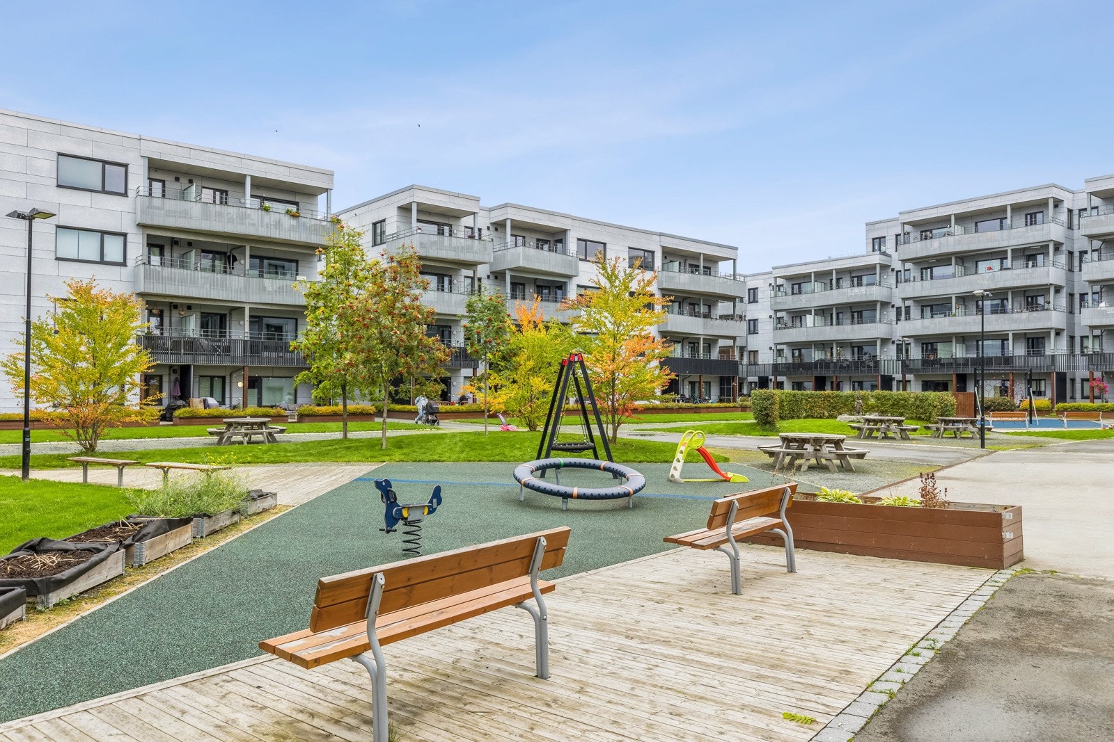 Leiligheten ligger sentralt til på Ladesletta, og har umiddelbar nærhet til servicefunksjoner som kjøpesenter med flere butikker, treningssenter, apotek, m.m. Samt turområder som blant annet Ladestien. Galleribilde