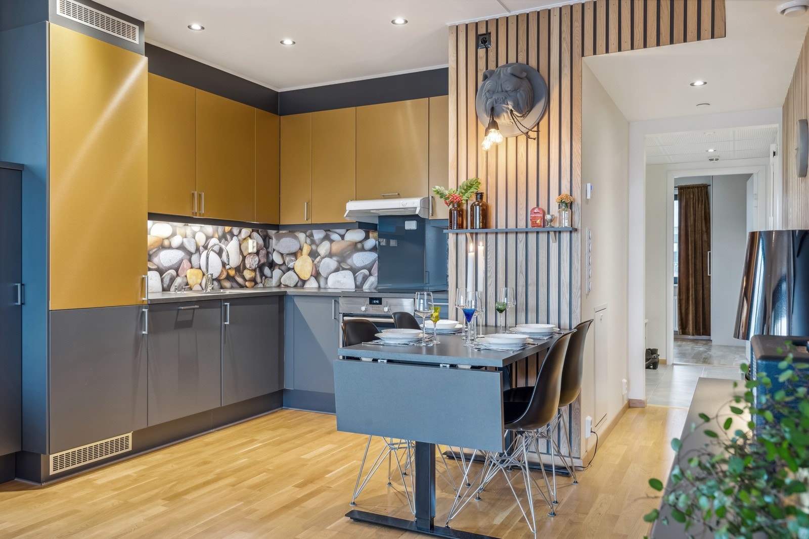 Plass til koselig sittegruppe ved kjøkkenet. Galleribilde