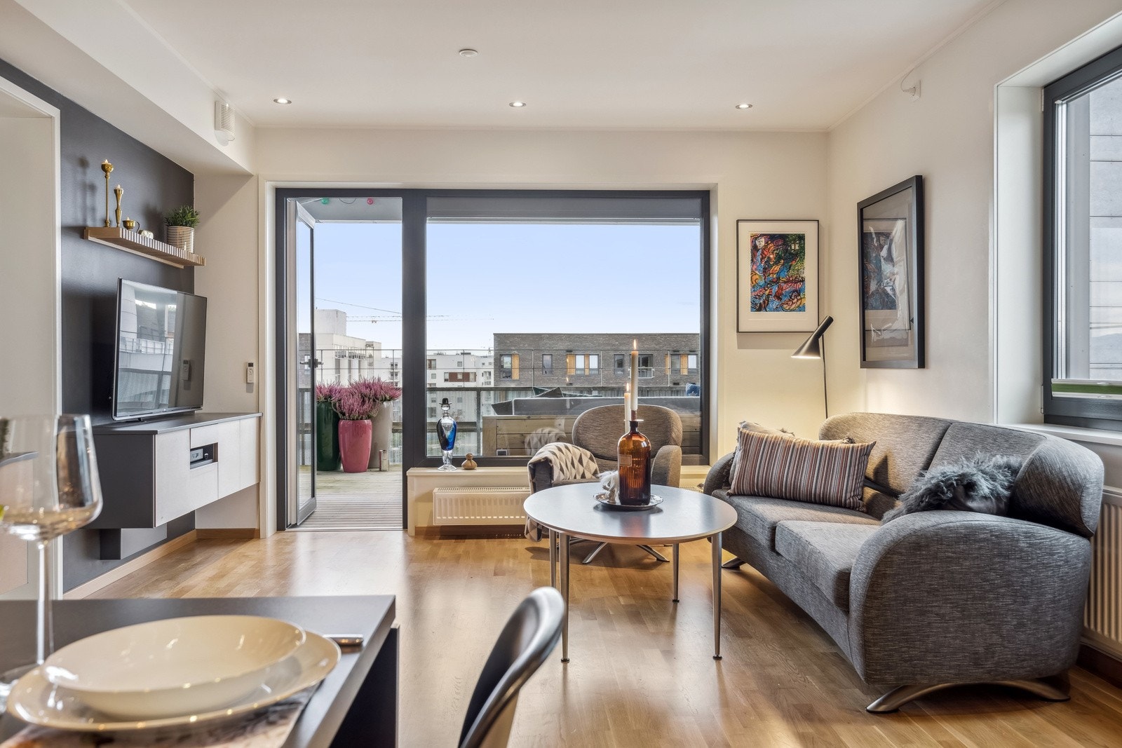 Oppvarming via fjernvarme og balansert ventilasjon gir et behagelig inneklima og lave boutgifter. Galleribilde