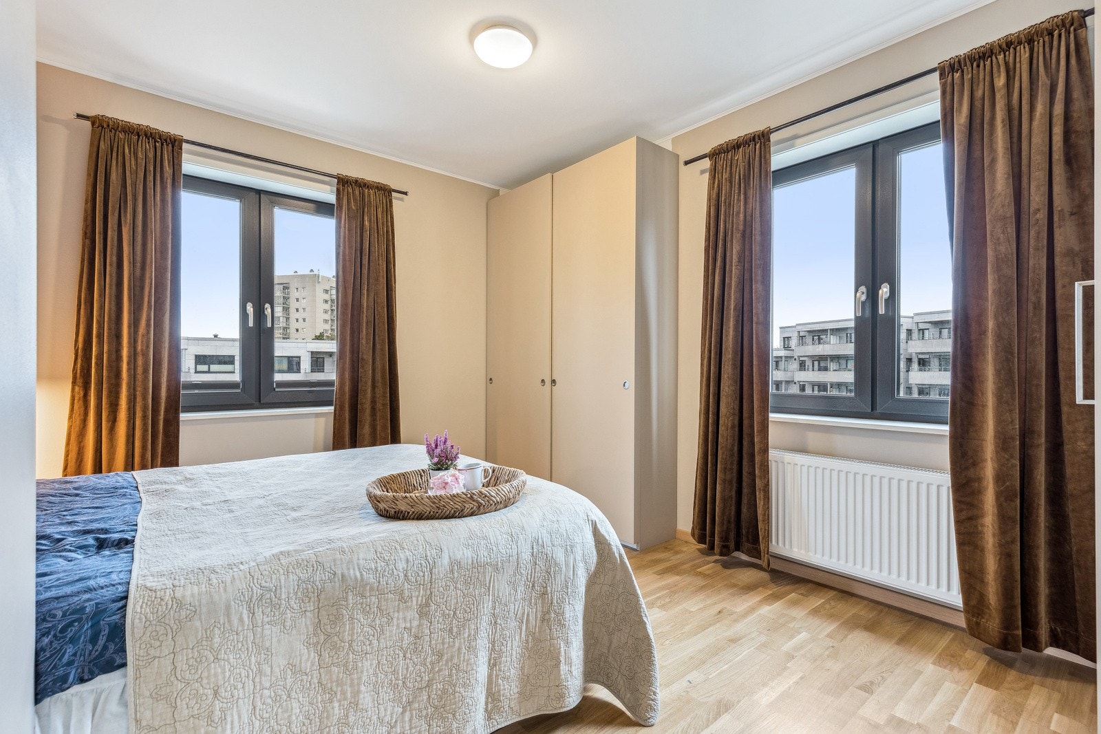 Hovedsoverommet utgjør romslige 10 kvm. Her er det gpd plass til dobbeltseng og garderobe. Galleribilde