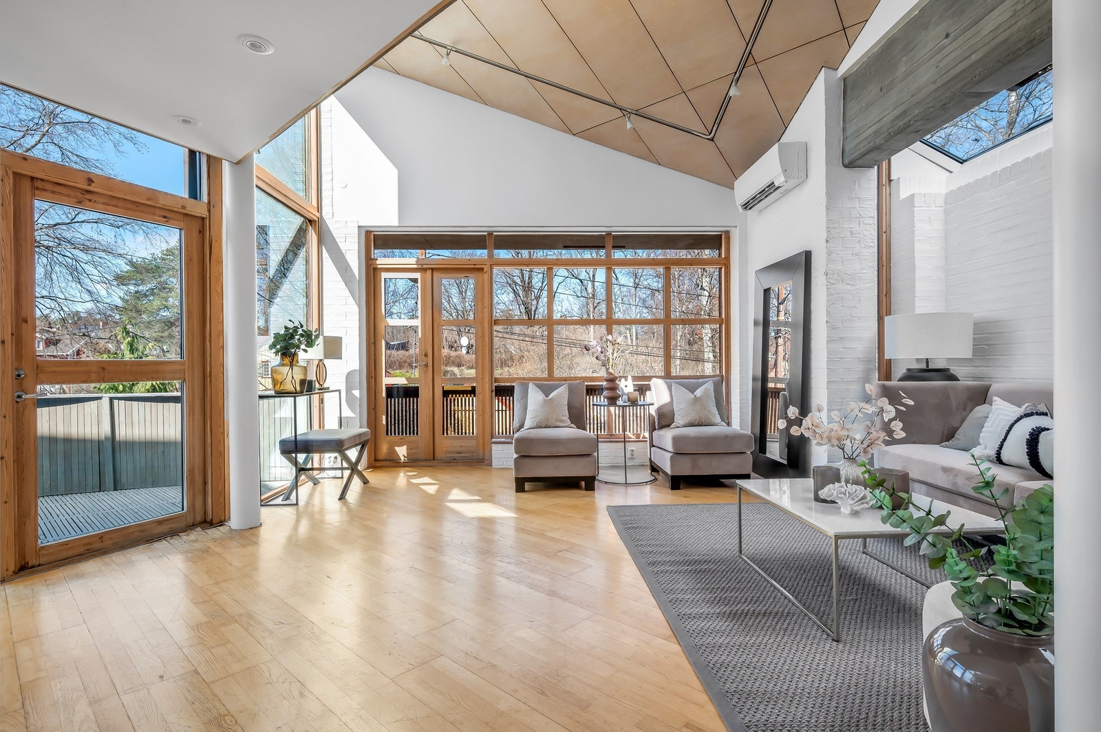 Generøs takhøyde og store vindusflater i denne etasjen. Galleribilde