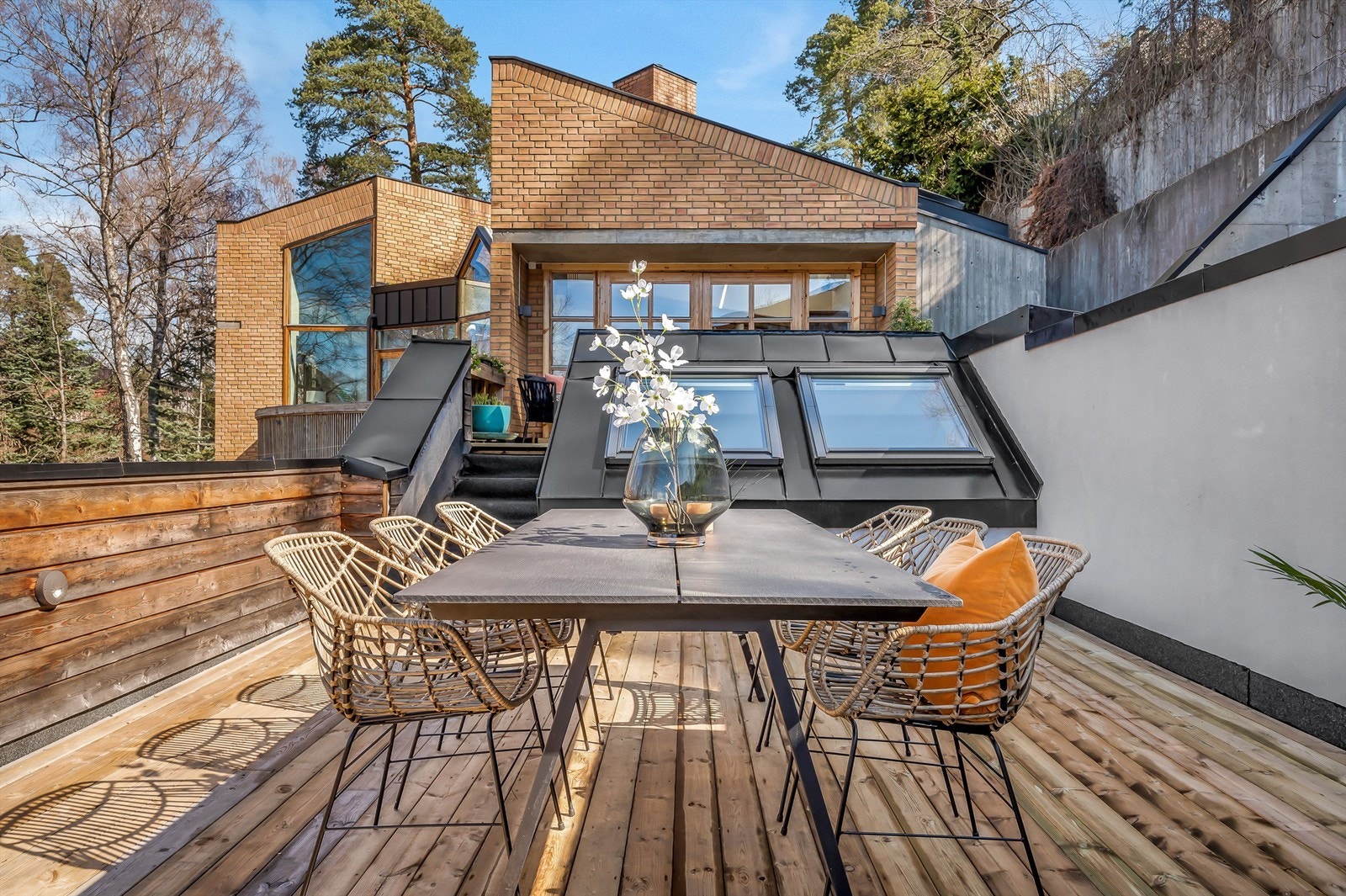 Boligen har yttervegger dels av tre- og betong/mur. Galleribilde