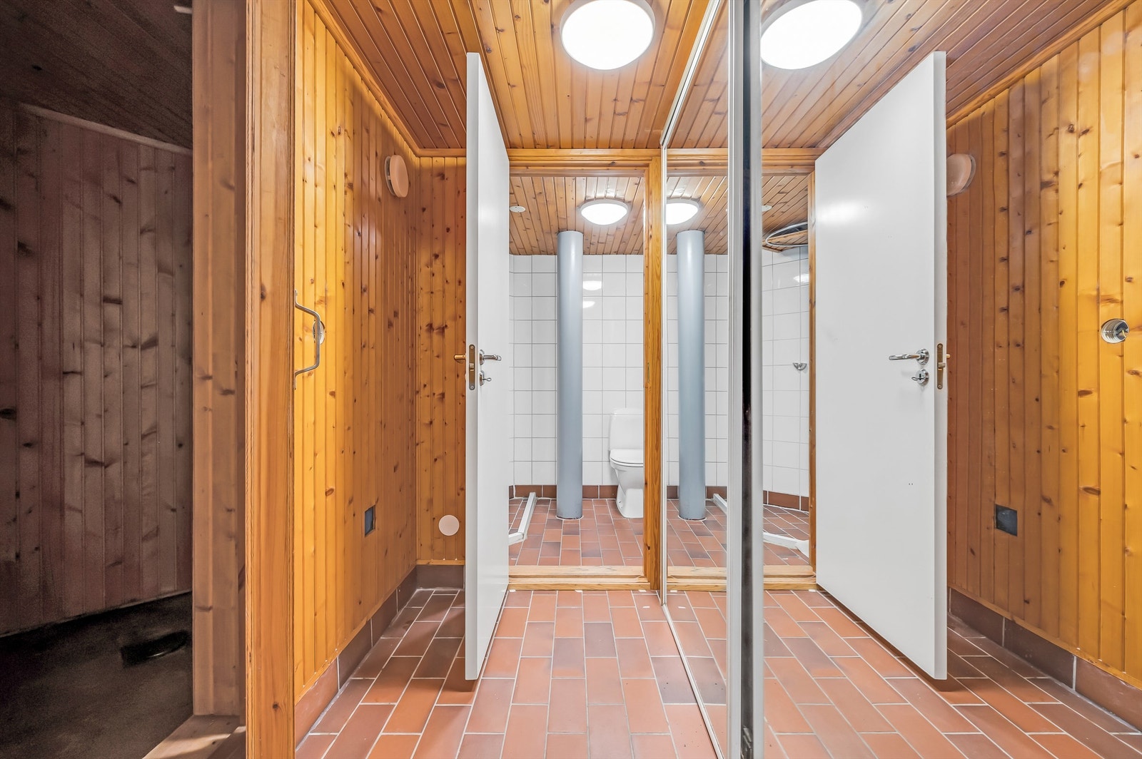 Underetasjen er bla innredet med vaskerom, bad, plass til badstue (ikke tatt i bruk) og flere boder. Galleribilde