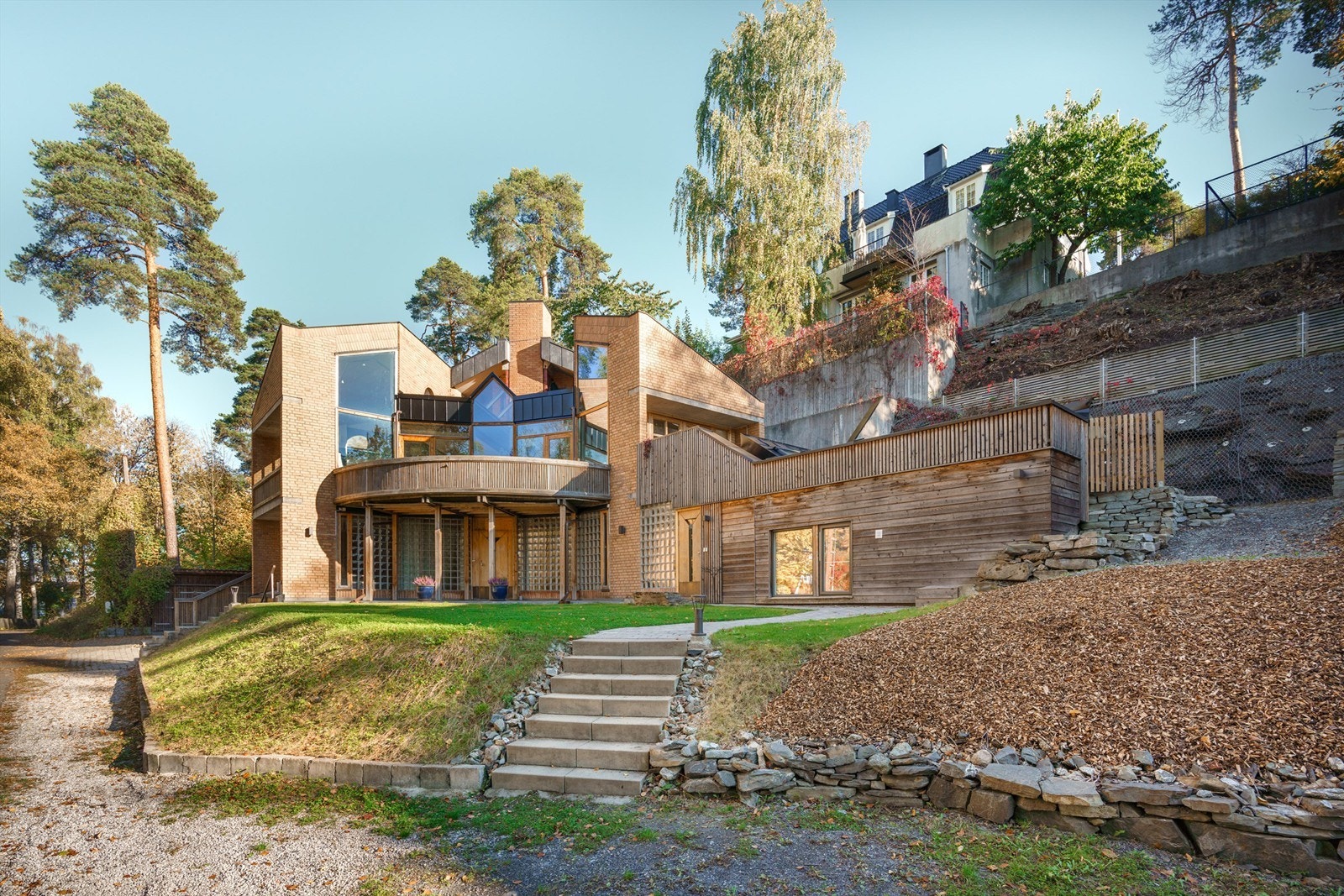 Mellbyedalen oppleves som en intern liten grønn dal, preget av mye vegetasjon. Galleribilde