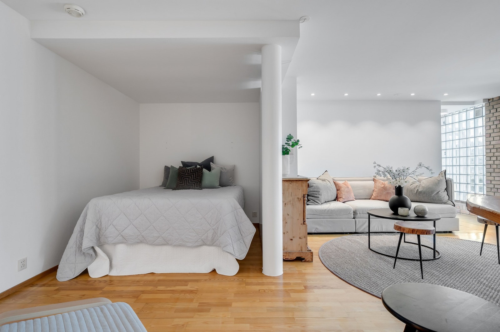 Soverom/stue til høyre er innredet med hybelkjøkken. Galleribilde