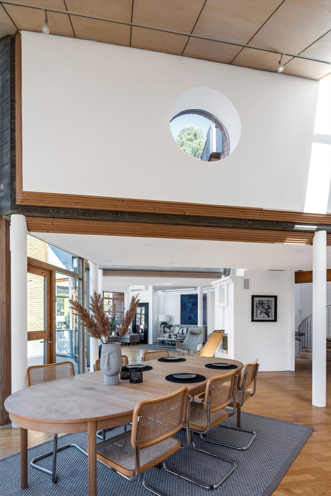 Spisestue med plass til langbord og mange middagsgjester. Galleribilde