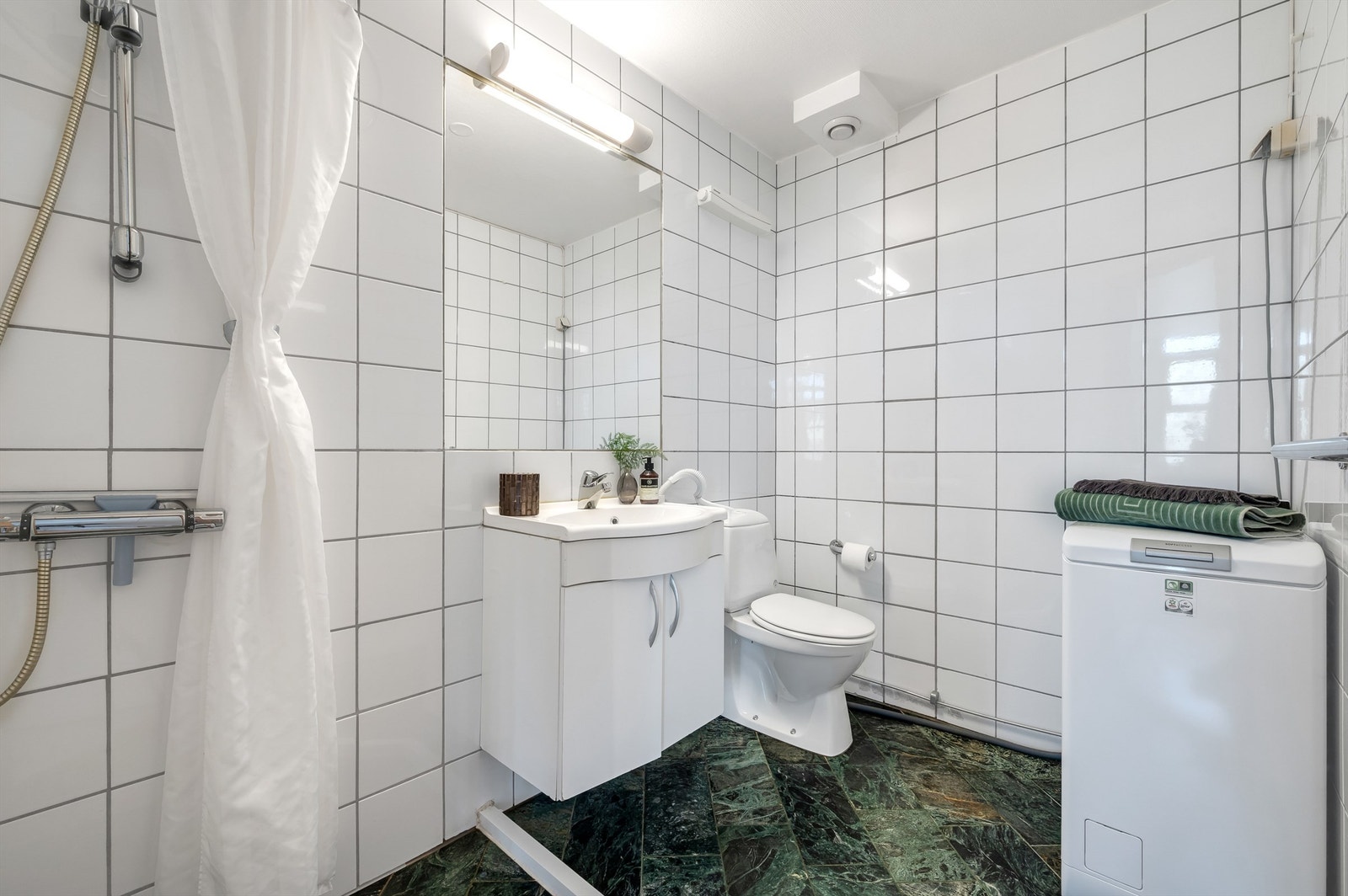 Innenfor dette rommet er det bad med toalett og opplegg for vaskemaskin. Galleribilde